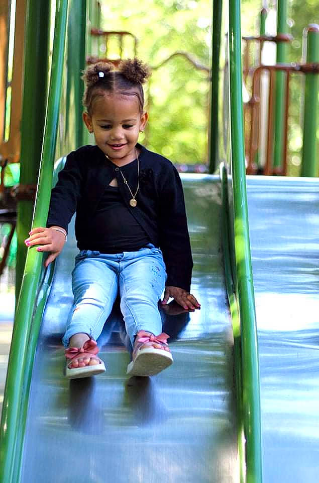 Wendy a rejoint le concours — aidez-le/la à gagner de superbes lots ! child, child_model, chute, city, cool, denim, fun, human_settlement, jeans, joy, laugh, leisure, outdoor_play_equipment, person, play, playground, playground_slide, public_space, sitting, toddler