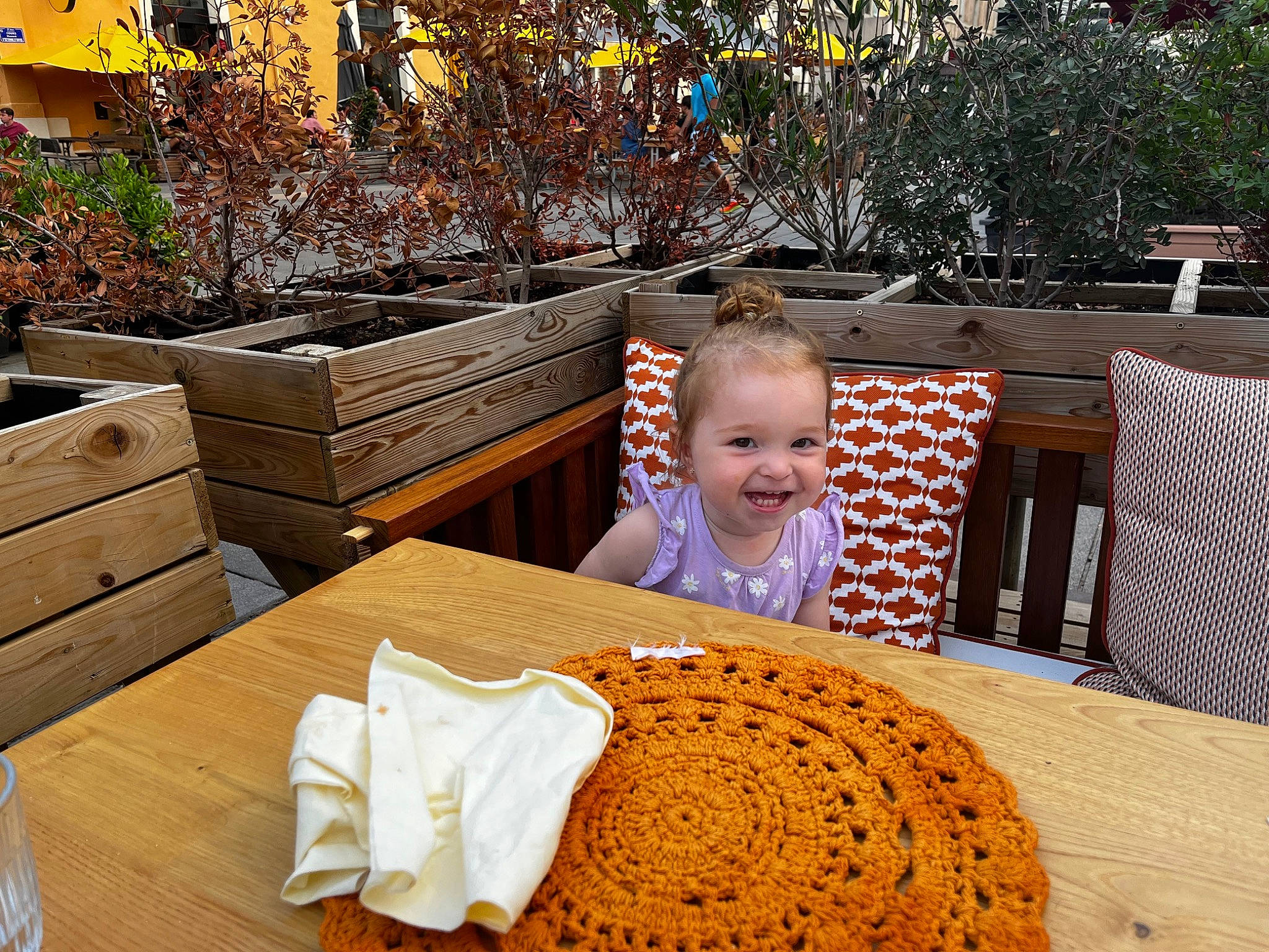 Lyse participe au concours pour gagner de l'argent avec cette photo : baby, chair, cuisine, dish, doily, event, grass, hardwood, ingredient, joy, leisure, linens, outdoor_furniture, person, plant, sitting, smile, table, toddler, tree