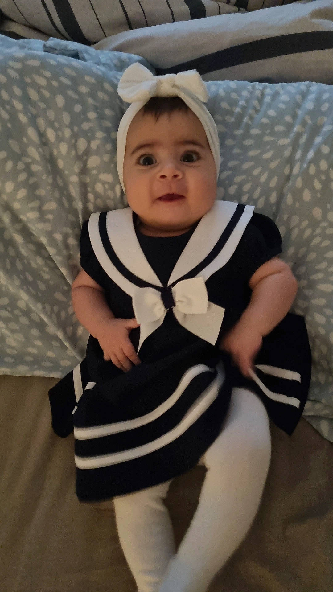 Lucie participe au concours pour gagner de l'argent avec cette photo : baby, baby_products, baby_safety, baby_toddler_clothing, child, eye, fashion_accessory, flash_photography, formal_wear, fun, happy, hat, human_leg, knee, pattern, person, sitting, sleeve, smile, t_shirt