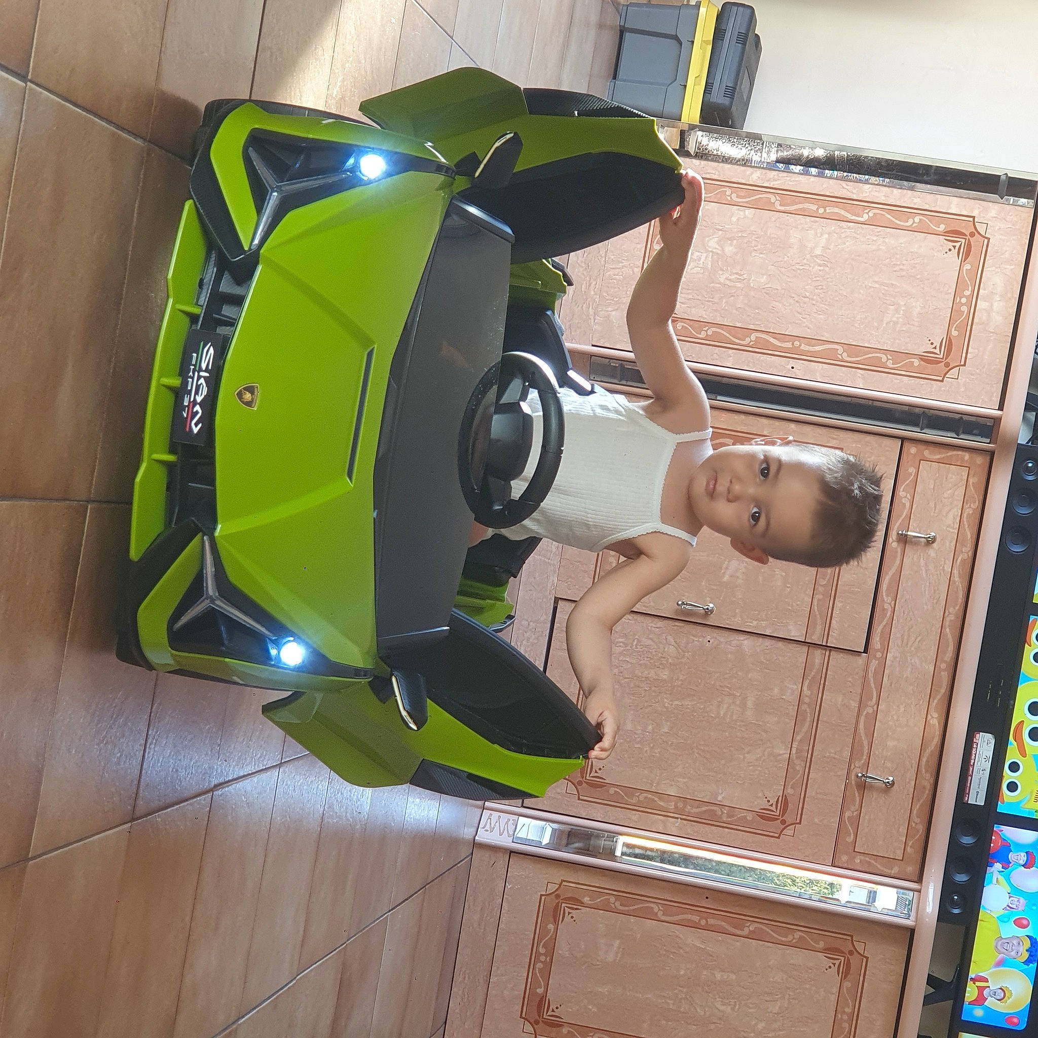 Miran a rejoint le concours — aidez-le/la à gagner de superbes lots ! audio_equipment, auto_part, automotive_design, automotive_exterior, automotive_lighting, bumper, chair, electronic_device, eyewear, flooring, hardwood, headlamp, hood, machine, motor_vehicle, person, personal_luxury_car, personal_protective_equipment, vehicle, vehicle_door