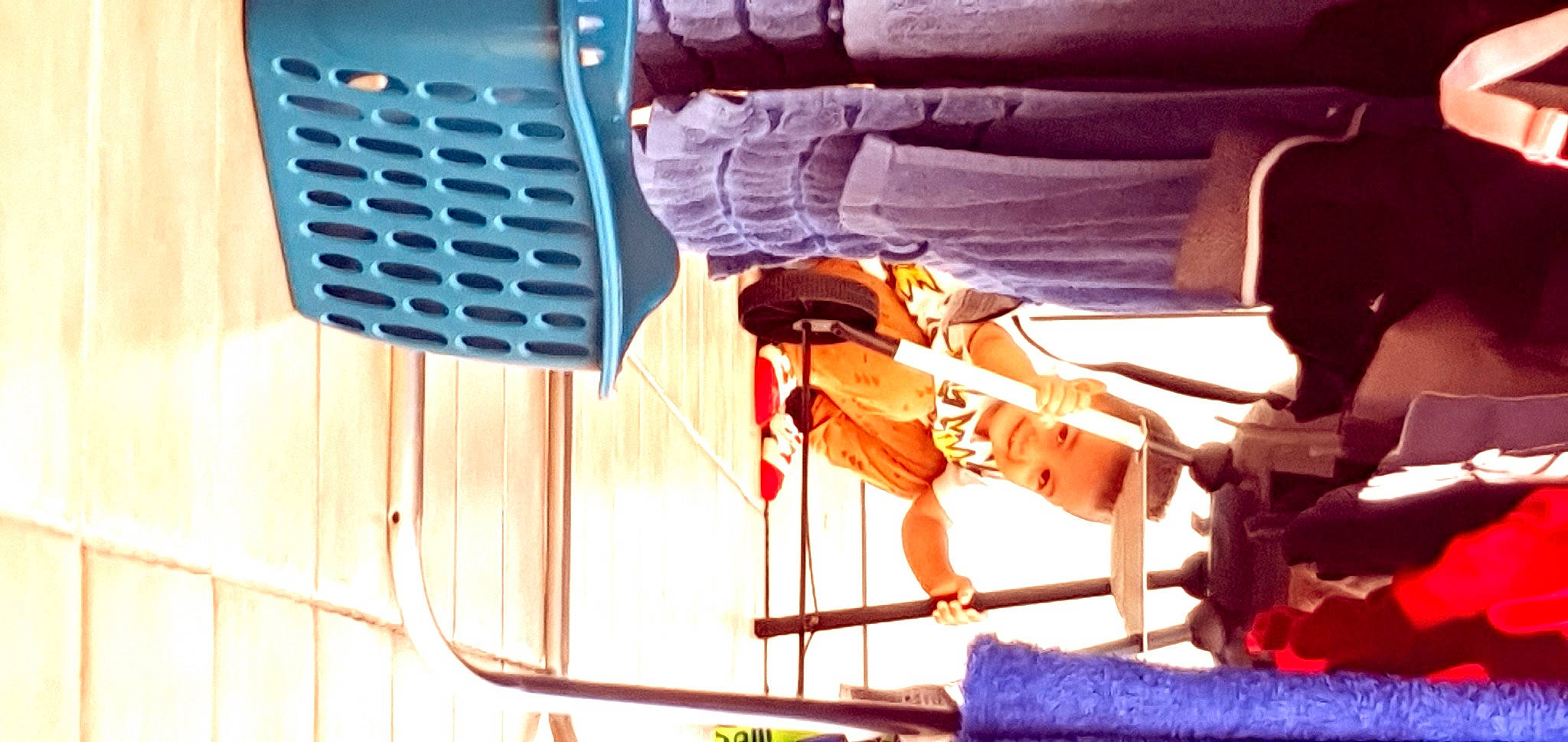 Miran a rejoint le concours — aidez-le/la à gagner de superbes lots ! audio_equipment, electric_blue, entertainment, event, fun, joy, leisure, machine, orange, performance, person, public_event, recreation, room