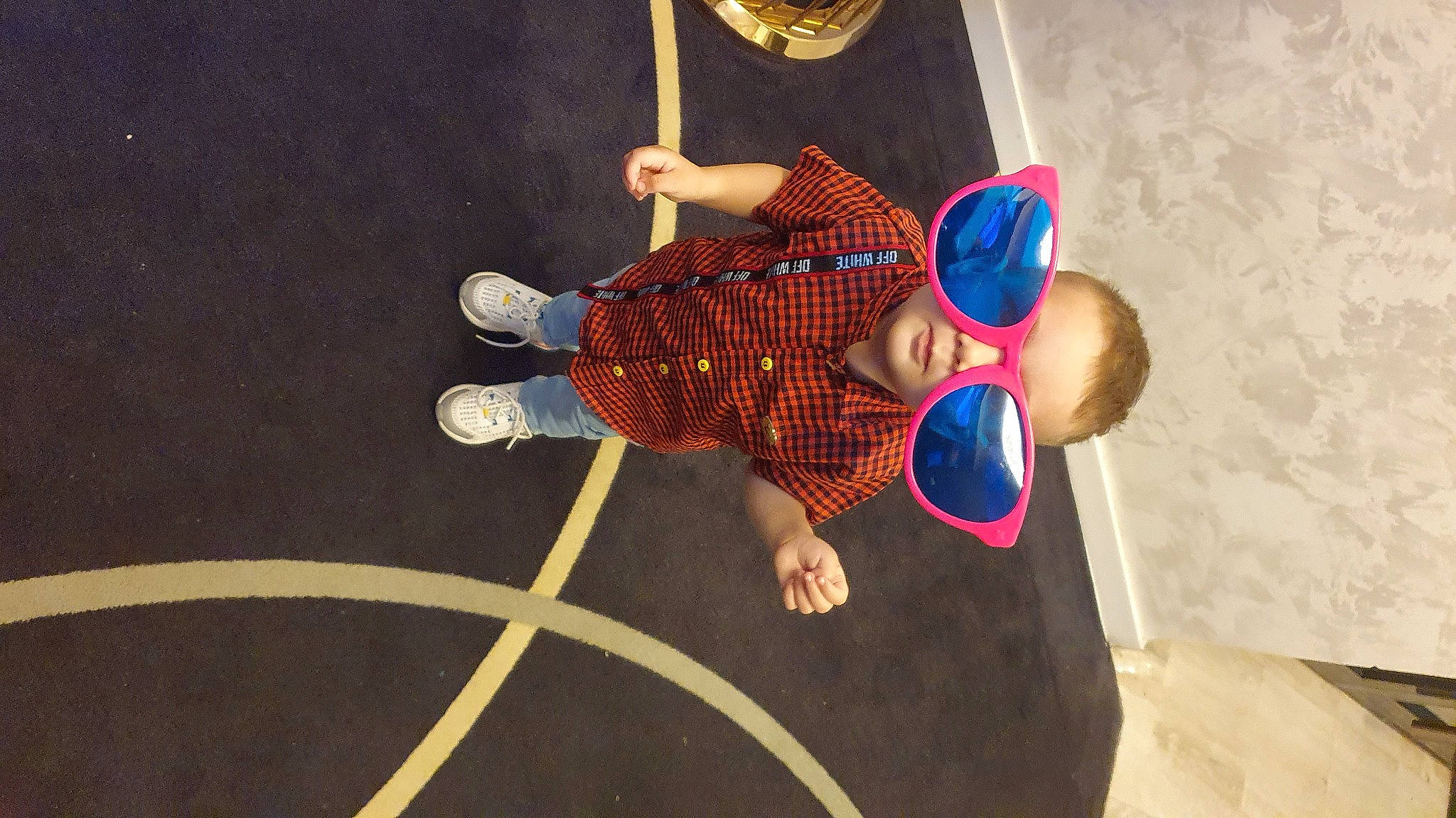 Miran a rejoint le concours — aidez-le/la à gagner de superbes lots ! adventure, arm, child, entertainment, flooring, fun, hat, hula_hoop, knee, leisure, pattern, performance, person, recreation, room, rope, sandal, spider_man, t_shirt, tire