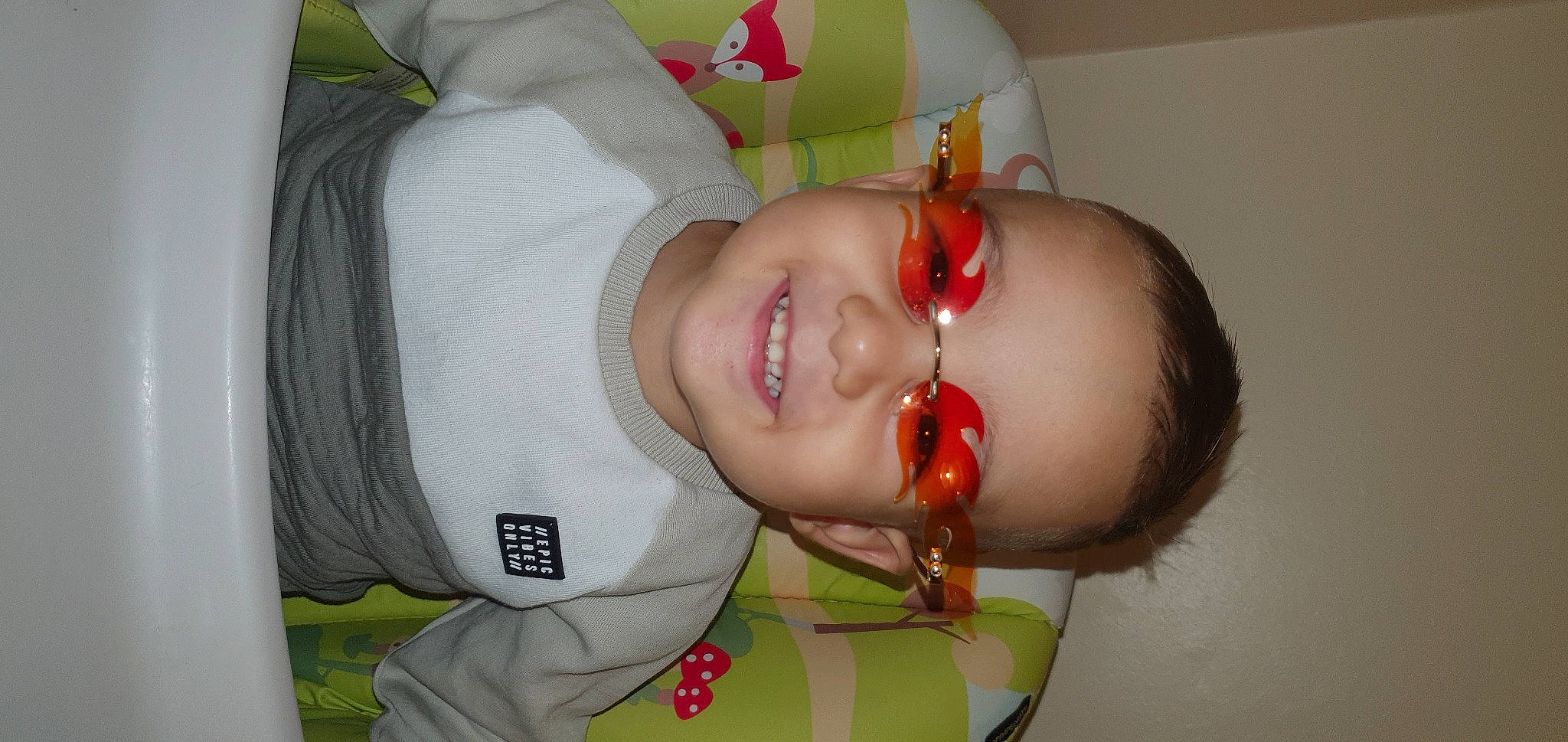 Miran participe au concours pour gagner de l'argent avec cette photo : arm, baby, baby_toddler_clothing, cheek, ear, eye, eyebrow, eyelash, glasses, happy, human_body, jaw, joy, lip, mouth, nose, person, skin, smile, toddler