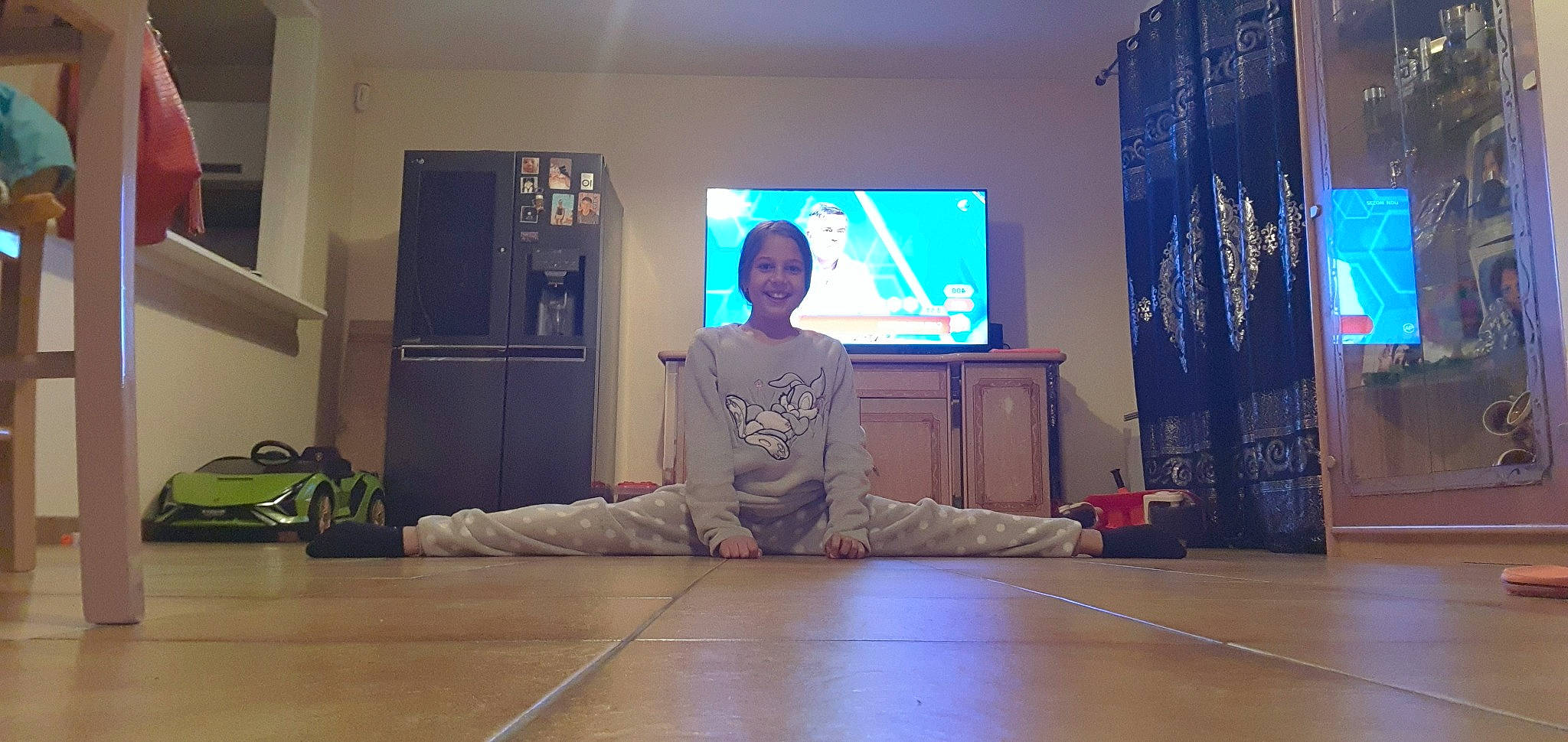 Aimee participe au concours pour gagner de l'argent avec cette photo : audio_equipment, barefoot, curtain, display_device, entertainment, event, flat_panel_display, flooring, hardwood, houseplant, joy, laminate_flooring, led_backlit_lcd_display, performance, performing_arts, person, room, sitting, television, television_set