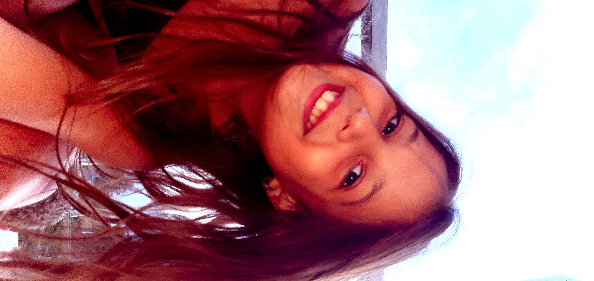 Aimee a rejoint le concours — aidez-le/la à gagner de superbes lots ! black_hair, cheek, chin, dress, ear, eyebrow, eyelash, flash_photography, gesture, happy, human_body, jaw, joy, layered_hair, lip, long_hair, mouth, neck, nose, person