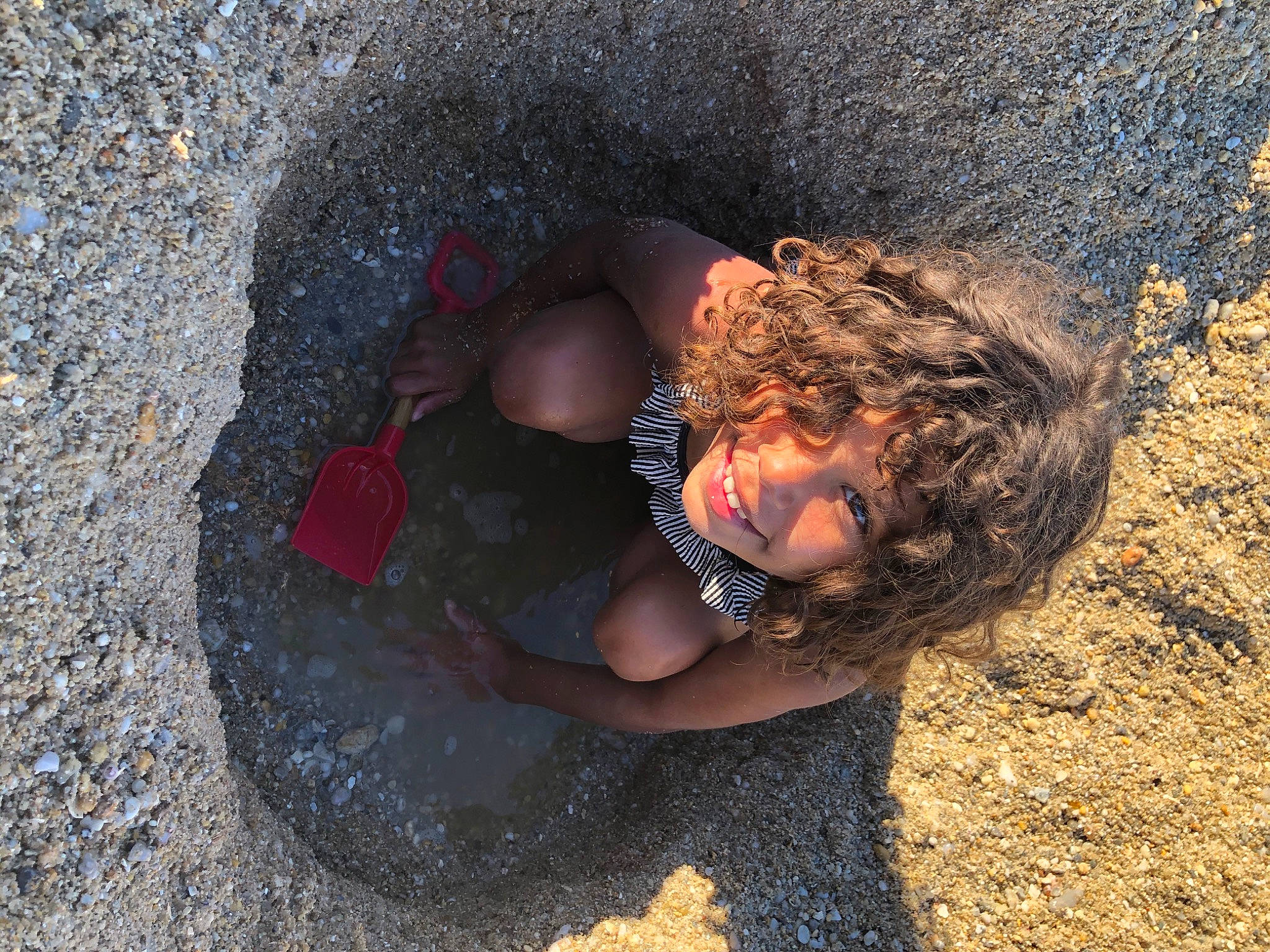 Mélina a rejoint le concours — aidez-le/la à gagner de superbes lots ! asphalt, automotive_tire, bedrock, concrete, foot, fun, geology, grass, joy, landscape, leisure, people_in_nature, person, recreation, road_surface, rock, sand, shadow, sitting, soil