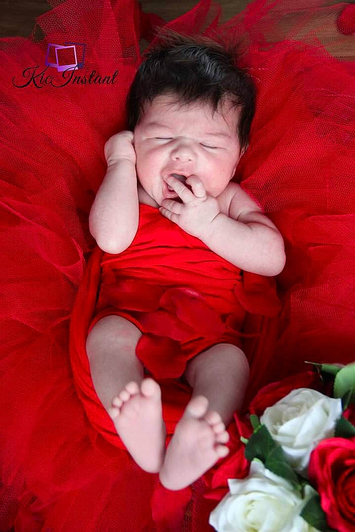 Sawyer a rejoint le concours — aidez-le/la à gagner de superbes lots ! baby, child, facial_expression, flower, mouth, person, petal, photography, plant, red, rose, rose_family, sleep, smile, toddler