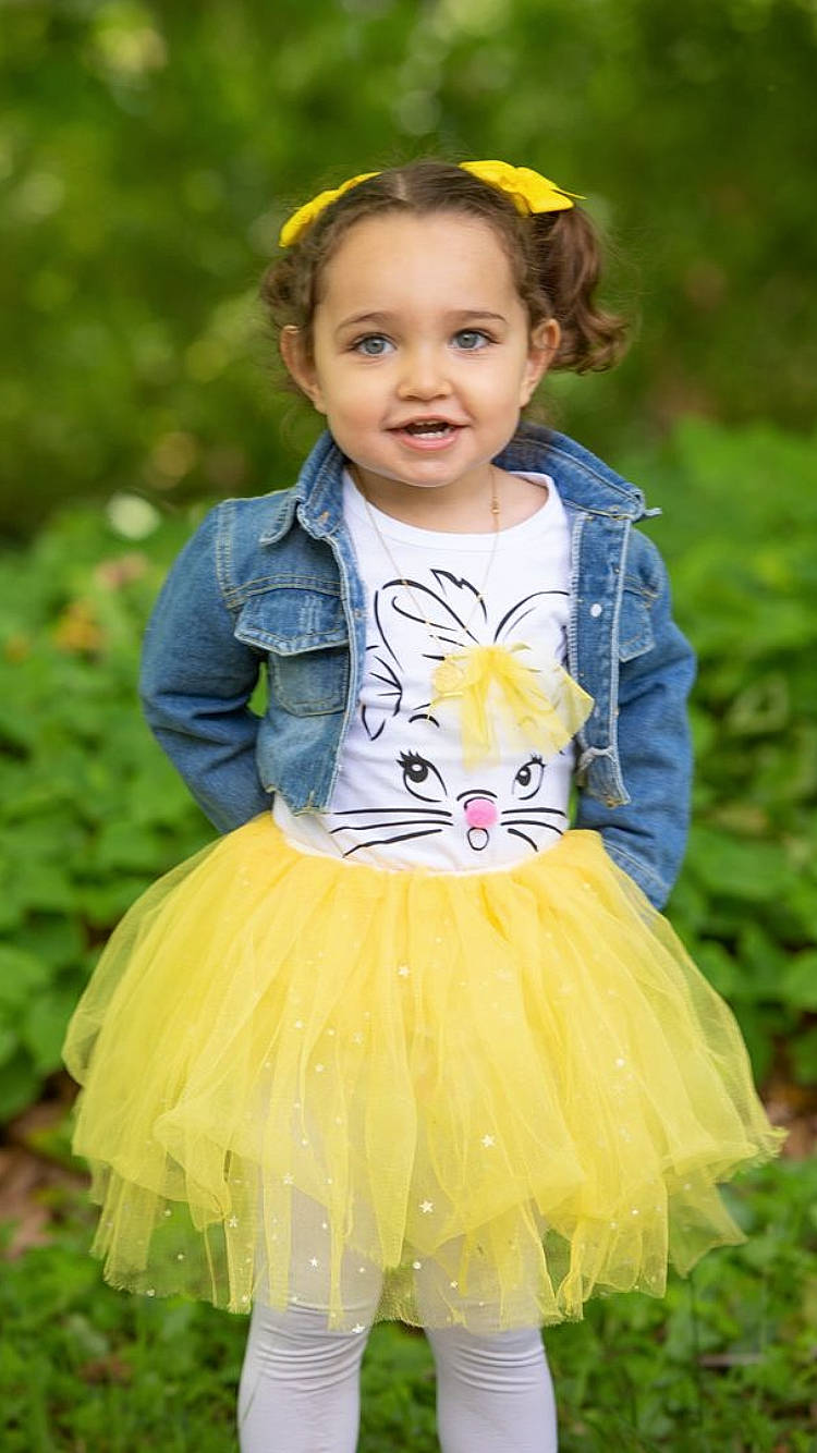 Zélie participe au concours pour gagner de l'argent avec cette photo : baby_toddler_clothing, clothing, dress, eye, face, facial_expression, fun, grass, happy, head, iris, joy, leaf, outerwear, people_in_nature, person, plant, sleeve, smile, t_shirt