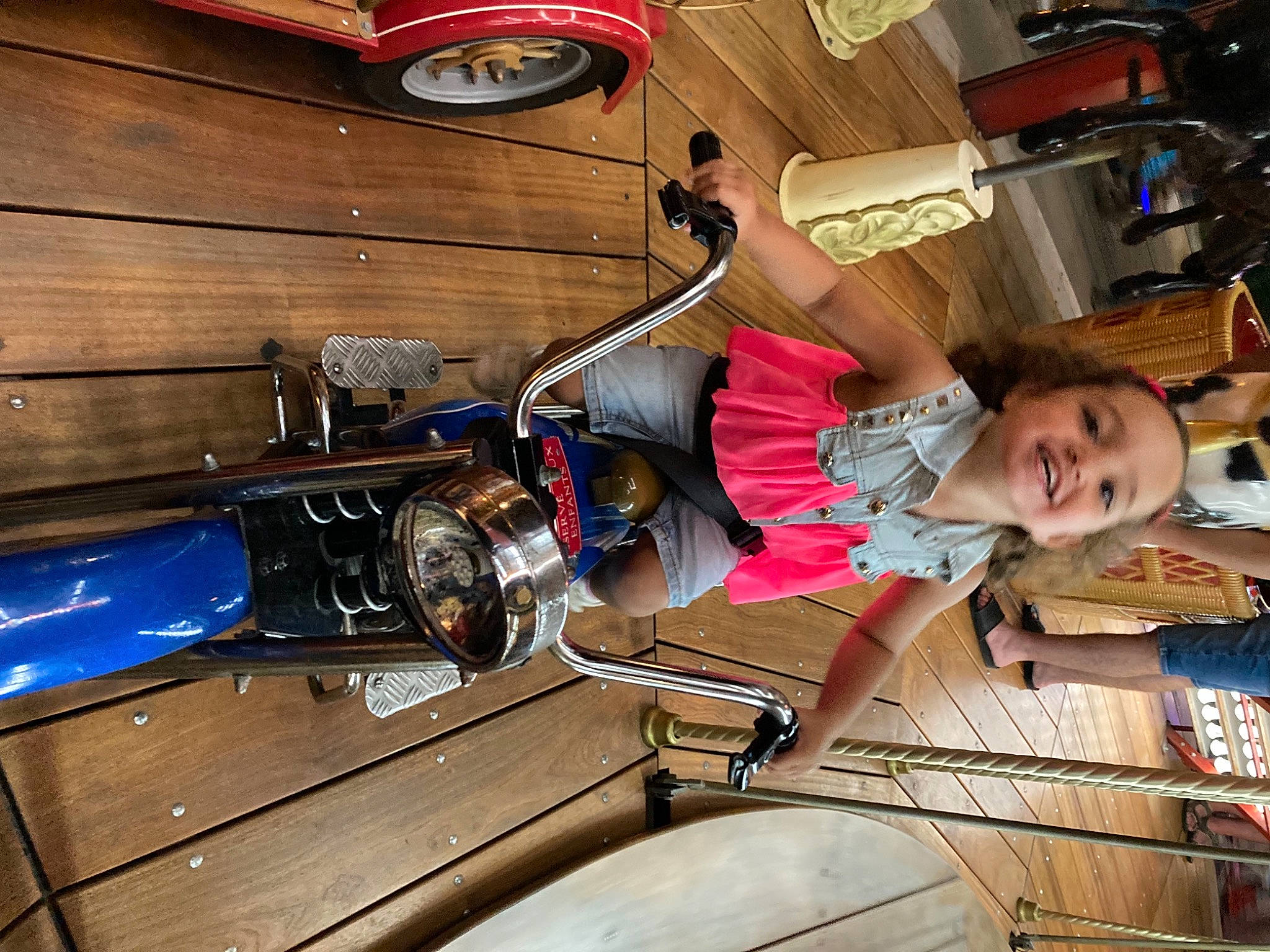 Zélie participe au concours pour gagner de l'argent avec cette photo : auto_part, automotive_design, automotive_exterior, barware, bumper, ceiling, engineering, fun, joy, leisure, machine, motor_vehicle, person, recreation, room, smile, t_shirt, tableware, toddler, vehicle_door