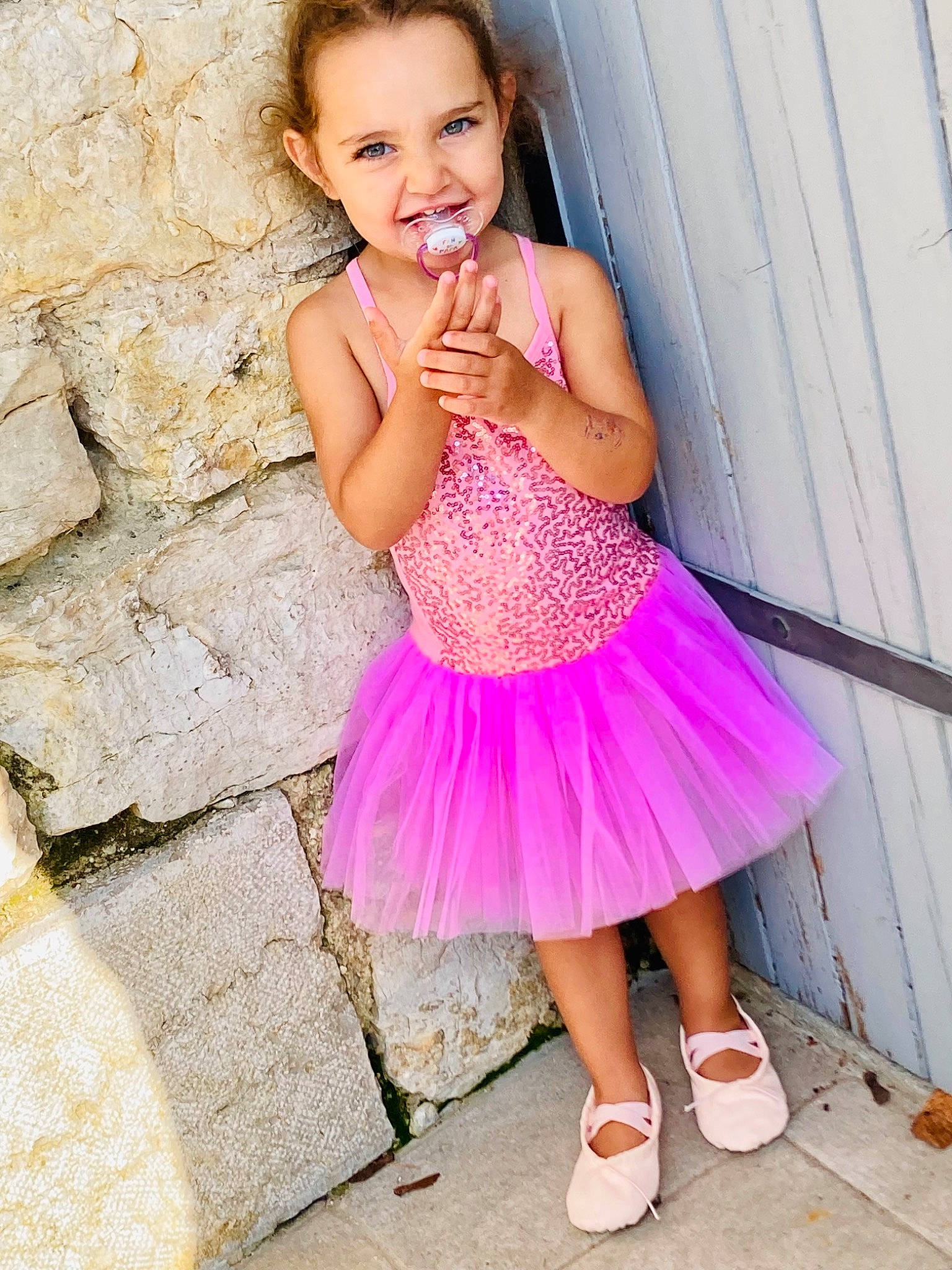 Zélie participe au concours pour gagner de l'argent avec cette photo : baby_toddler_clothing, day_dress, electric_blue, embellishment, fashion_accessory, fashion_design, happy, human_leg, leg, magenta, pattern, person, pink, purple, ruffle, sleeve, smile, thigh, toddler, trunk