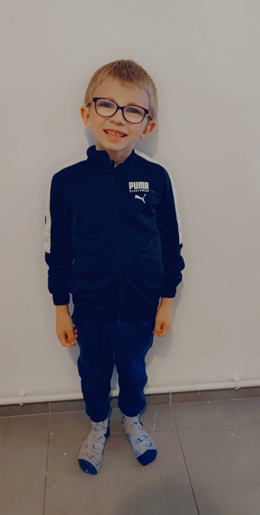 Mathys participe au concours pour gagner de l'argent avec cette photo : blazer, button, collar, denim, dress_shirt, electric_blue, eyewear, face, fashion_design, footwear, formal_wear, glasses, joint, joy, neck, outerwear, person, sleeve, smile, standing