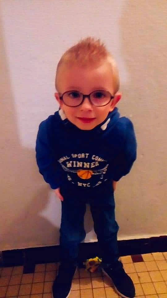 Mathys a rejoint le concours — aidez-le/la à gagner de superbes lots ! arm, blue, boy, child, cool, day, eyewear, glasses, hair, hairstyle, human_hair_color, jeans, outerwear, person, product, shoulder, standing, t_shirt, textile, toddler