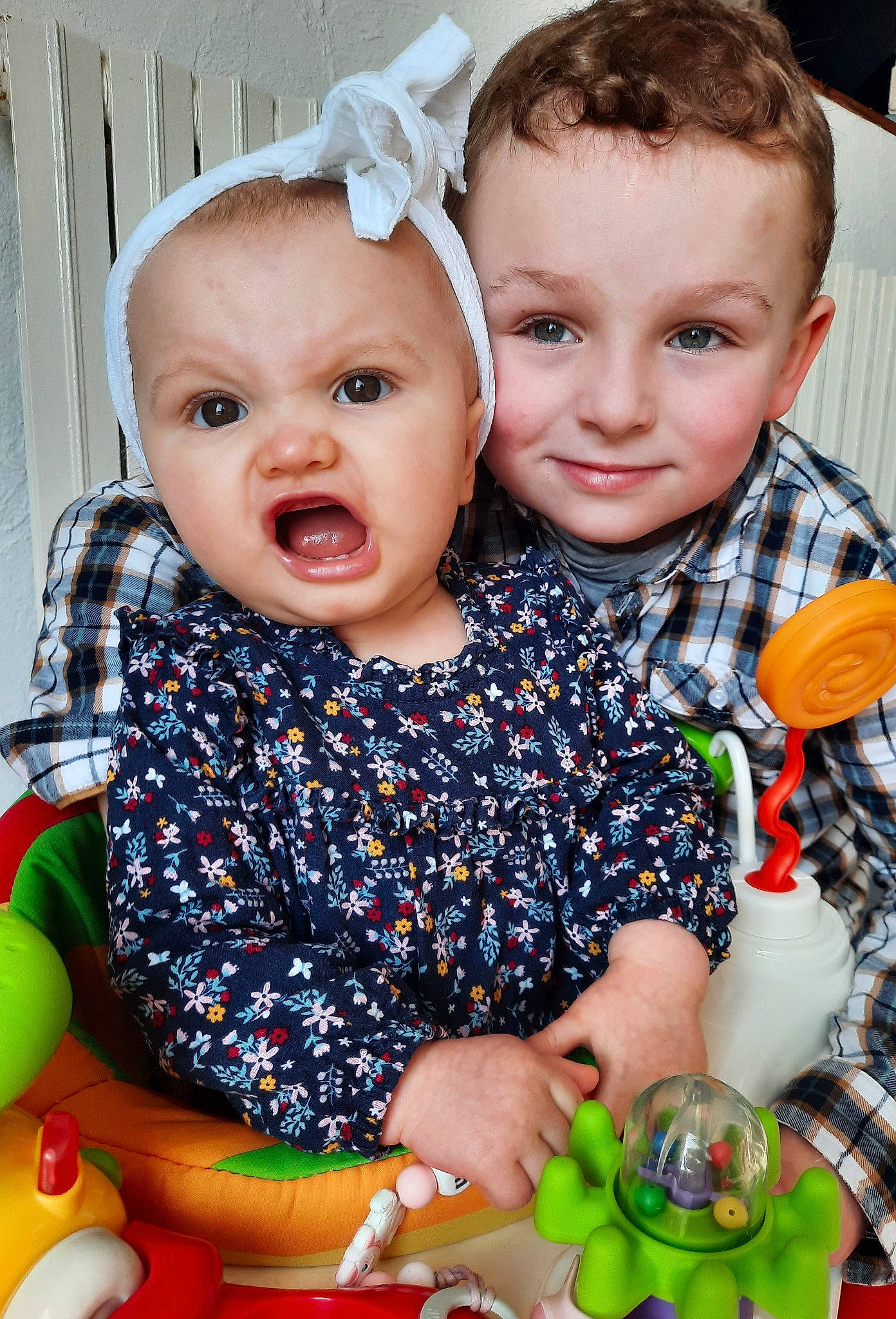 Lily-rose a rejoint le concours — aidez-le/la à gagner de superbes lots ! baby, baby_products, baby_toddler_clothing, child, event, face, fun, grass, happy, head, iris, jewellery, pattern, person, play, sharing, sitting, smile, t_shirt, textile