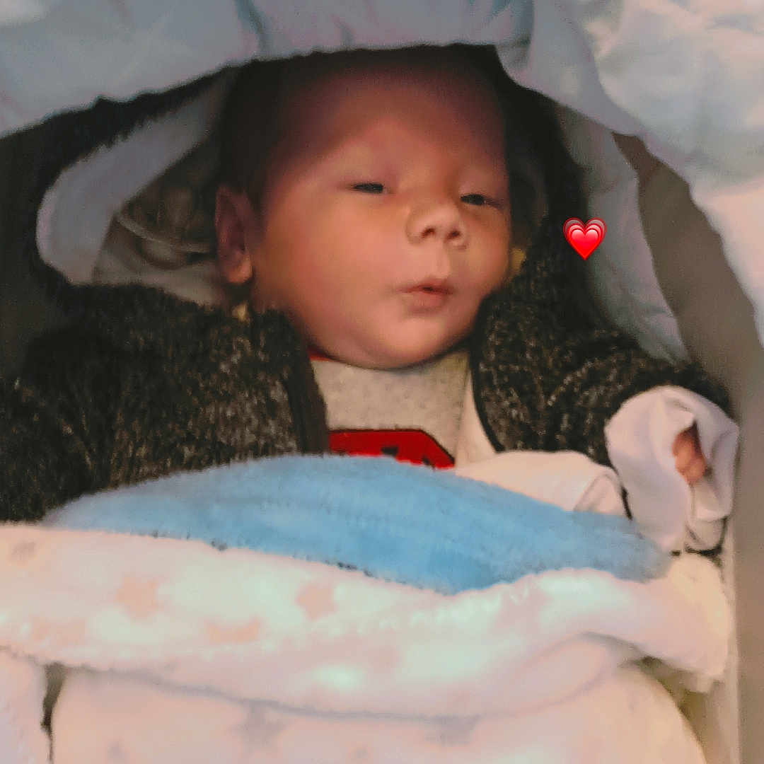 Scott participe au concours pour gagner de l'argent avec cette photo : baby, bed, blanket, bodypart, bonnet, clothing, cradle, crib, face, finger, furniture, hat, head, hood, infantbed, newborn, person, photography, portrait, sleeping