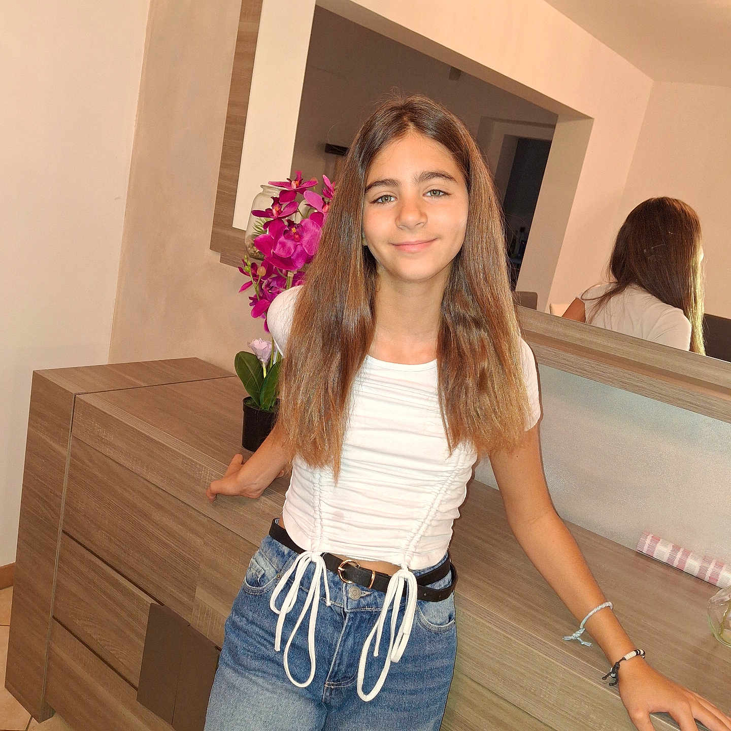 Aline participe au concours pour gagner de l'argent avec cette photo : adult, blouse, clothing, face, female, flower, flowerarrangement, flowerbouquet, girl, hardwood, indoors, interiordesign, jeans, pants, person, plant, plywood, teen, woman, wood