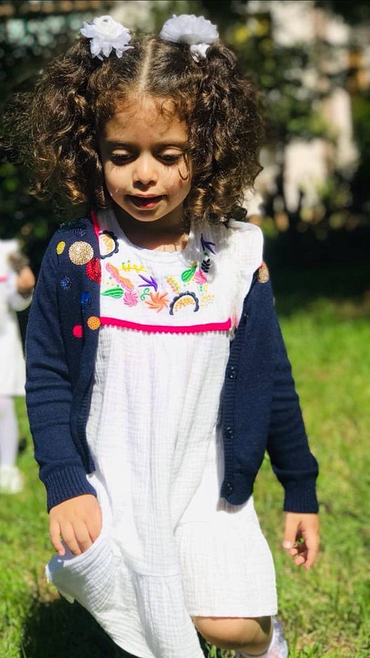 Meriem a rejoint le concours — aidez-le/la à gagner de superbes lots ! baby_toddler_clothing, beauty, child, eye, face, fun, grass, hairstyle, happy, jewellery, leisure, lip, magenta, pattern, person, plant, recreation, sleeve, street_fashion, toddler