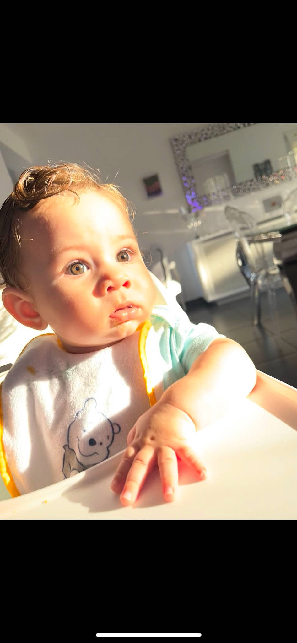 Juan participe au concours pour gagner de l'argent avec cette photo : baby, baby_toddler_clothing, cheek, child, eyebrow, eyelash, flash_photography, gesture, hand, happy, iris, mouth, nose, person, shoulder, sitting, skin, sunglasses, t_shirt, thumb