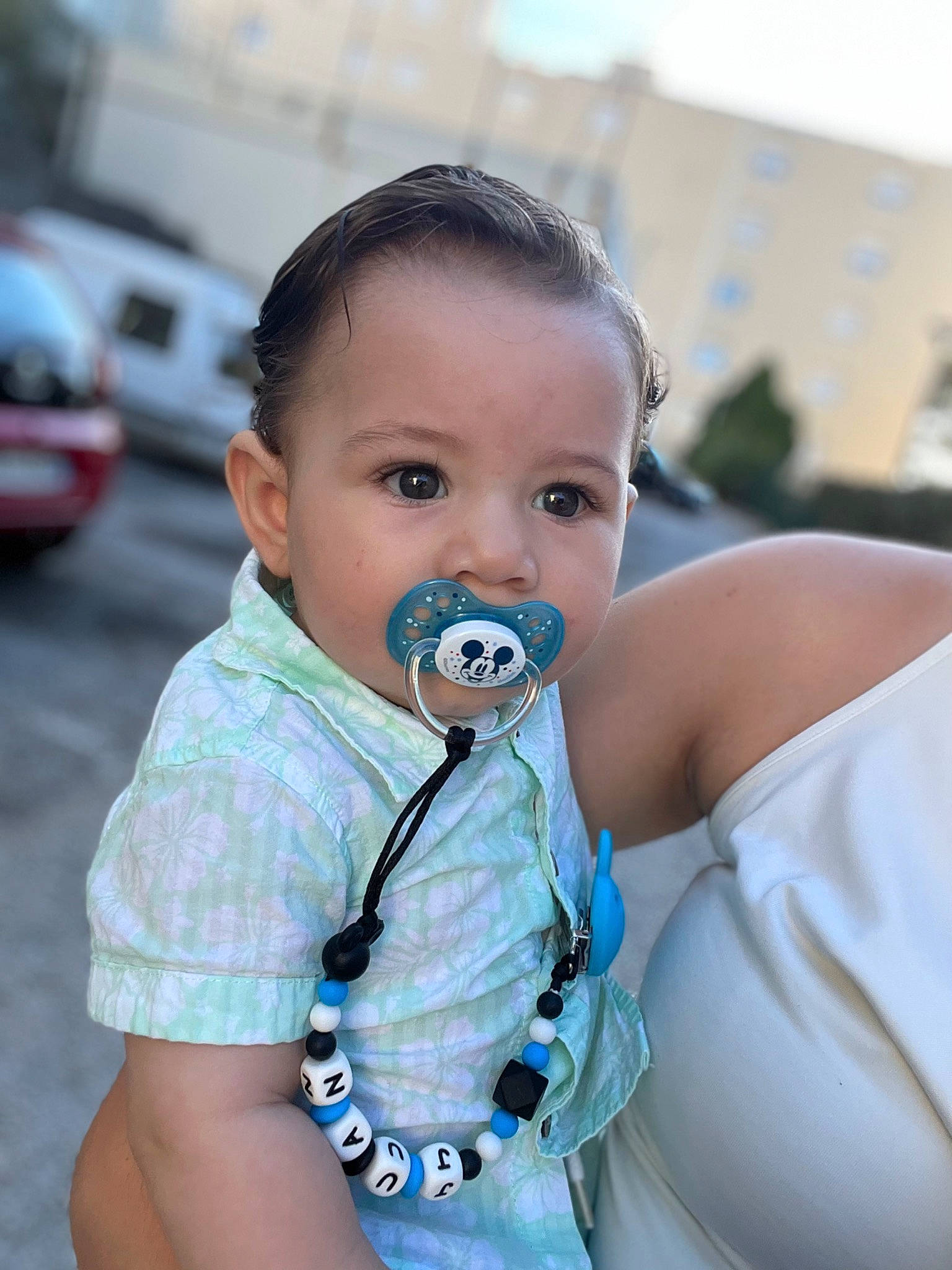 Juan participe au concours pour gagner de l'argent avec cette photo : baby, baby_toddler_clothing, car, child, electric_blue, family_car, fun, grass, happy, iris, leisure, pattern, person, portrait_photography, sitting, skin, t_shirt, toddler, vacation, vehicle_door