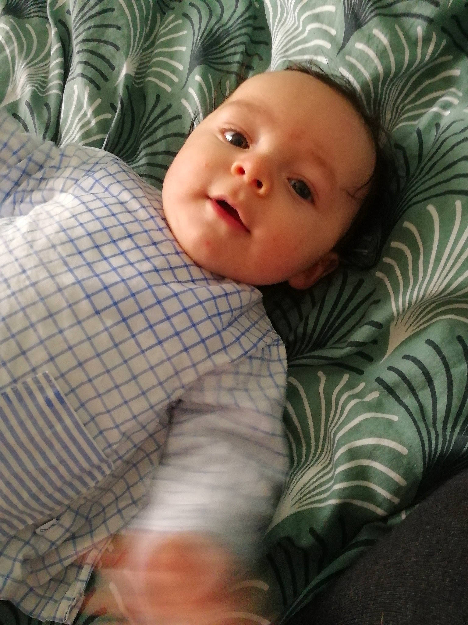 Yaël a rejoint le concours — aidez-le/la à gagner de superbes lots ! baby, baby_toddler_clothing, cheek, child, comfort, eye, grass, happy, iris, linens, mouth, pattern, person, plaid, plant, portrait_photography, sitting, skin, smile, tartan