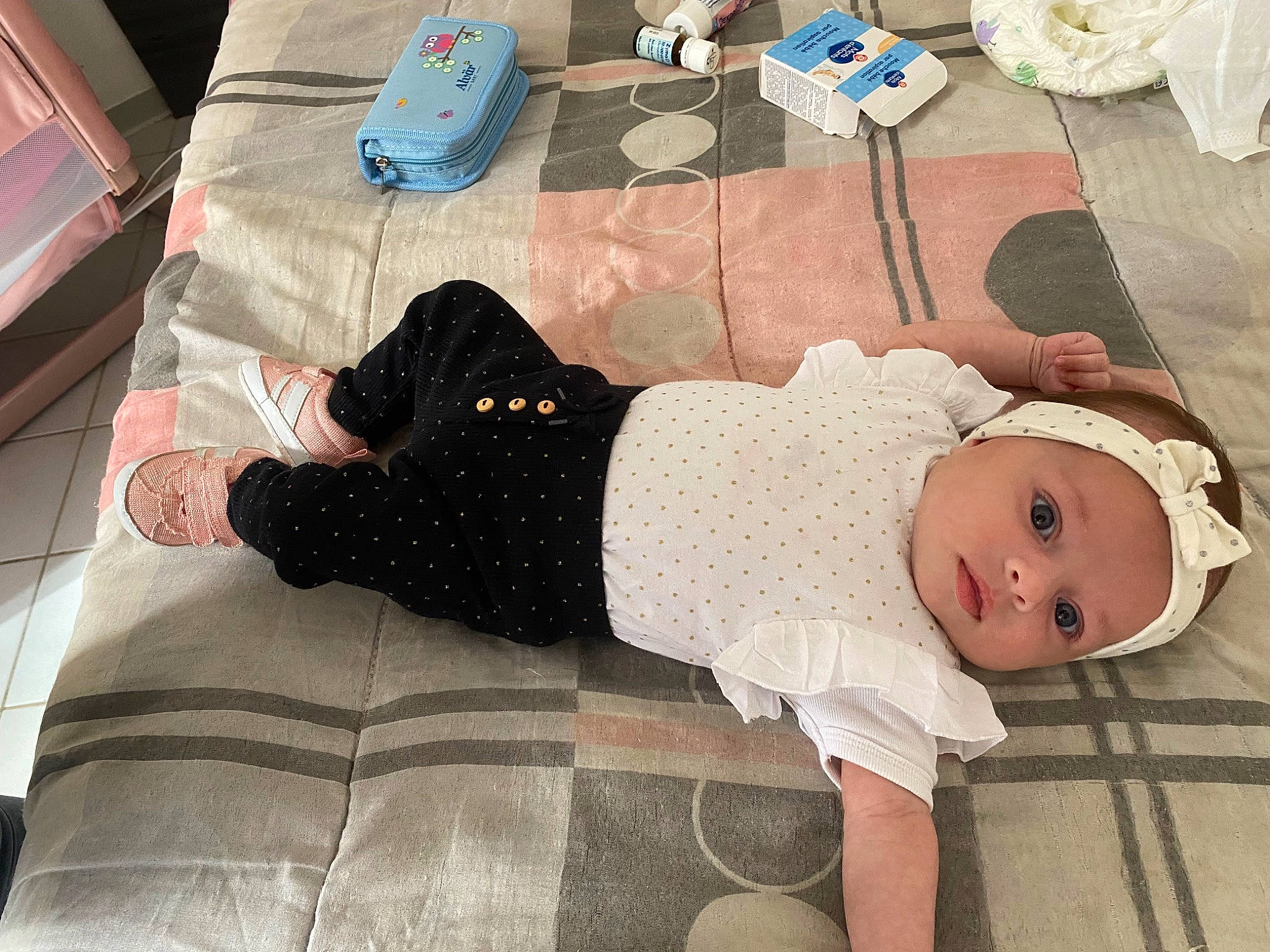 Dounia participe au concours pour gagner de l'argent avec cette photo : baby, baby_toddler_clothing, barefoot, comfort, flooring, foot, fun, grass, hat, headwear, human_leg, knee, linens, pattern, person, sitting, sleeve, sock, t_shirt, thigh
