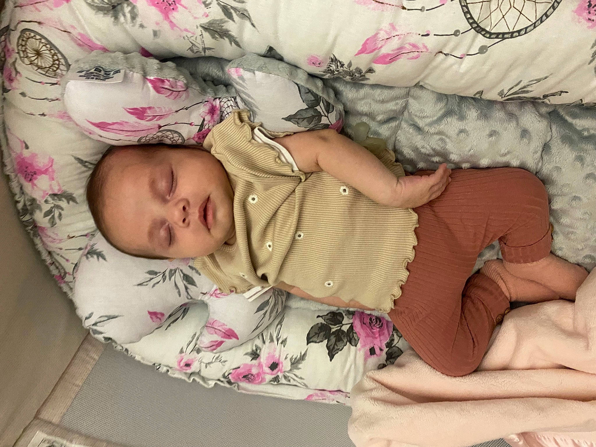 Dounia participe au concours pour gagner de l'argent avec cette photo : arm, baby, baby_toddler_clothing, cheek, child, comfort, eye, face, finger, hand, head, linens, pattern, people, person, pink, product, skin, sleeve, textile