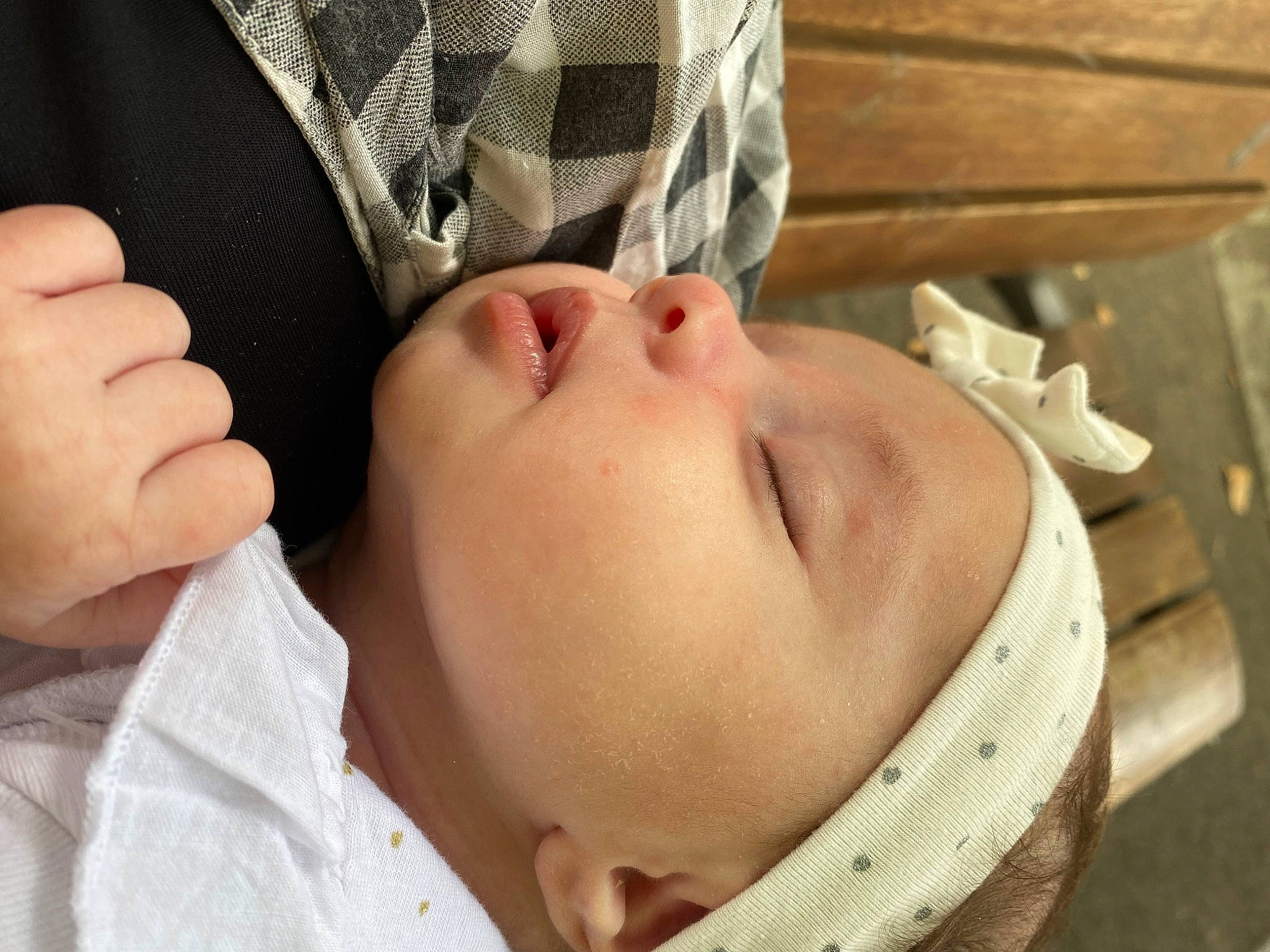 Dounia a rejoint le concours — aidez-le/la à gagner de superbes lots ! baby, baby_toddler_clothing, cheek, child, chin, comfort, eye, eyebrow, eyelash, face, finger, gesture, happy, headwear, lip, mouth, neck, nose, person, skin