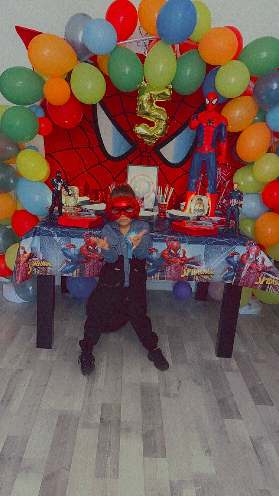 Nëllya a rejoint le concours — aidez-le/la à gagner de superbes lots ! arch, balloon, birthday, child, event, fun, happy, leisure, luggage_and_bags, magenta, party, party_supply, pattern, person, play, recreation, sandal, sweetness, toy, vacation