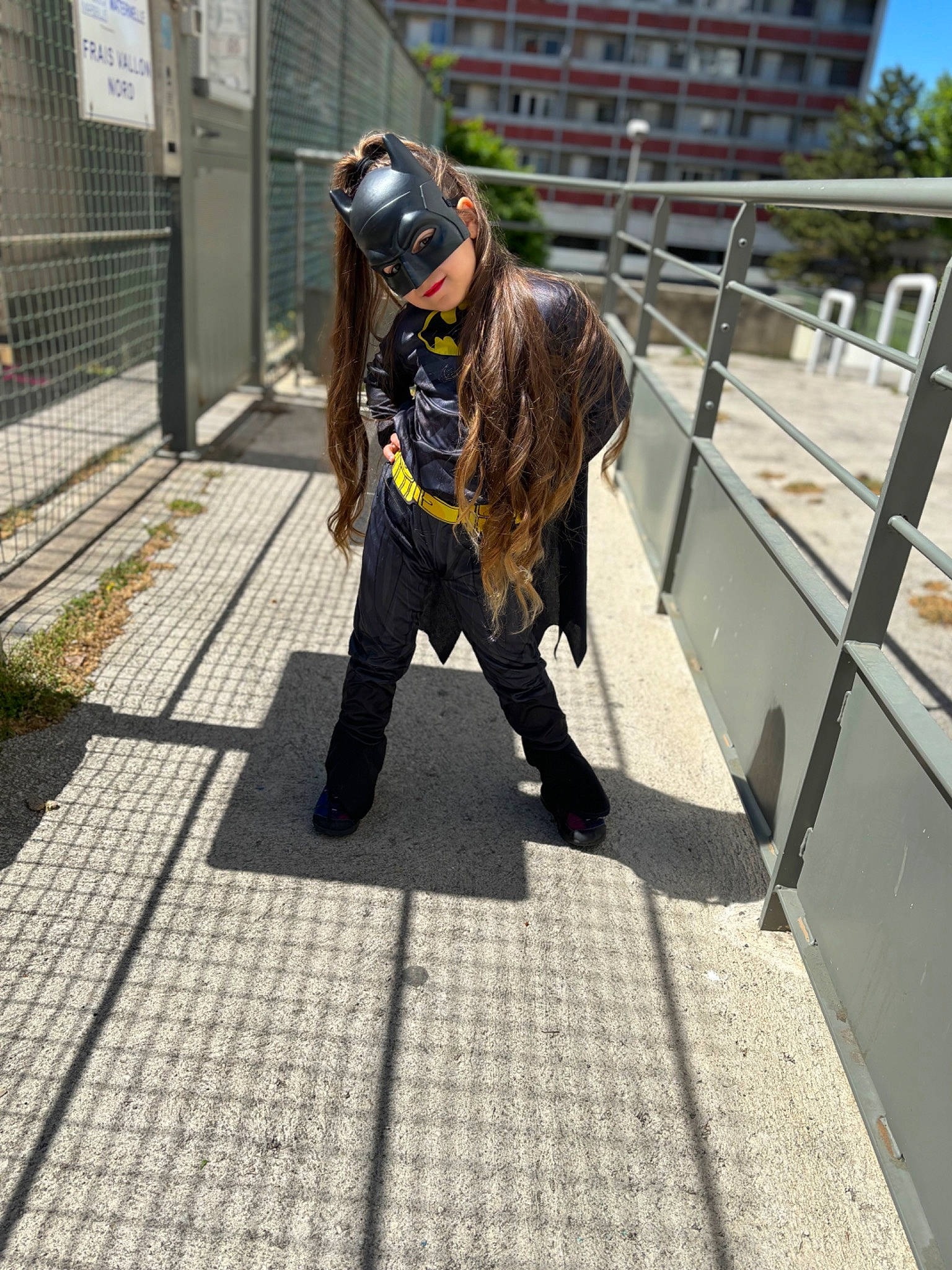 Nëllya participe au concours pour gagner de l'argent avec cette photo : asphalt, blue_collar_worker, building, city, construction_worker, fence, flooring, glove, goggles, helmet, metal, pedestrian, person, personal_protective_equipment, recreation, road, road_surface, roof, sidewalk, sunglasses