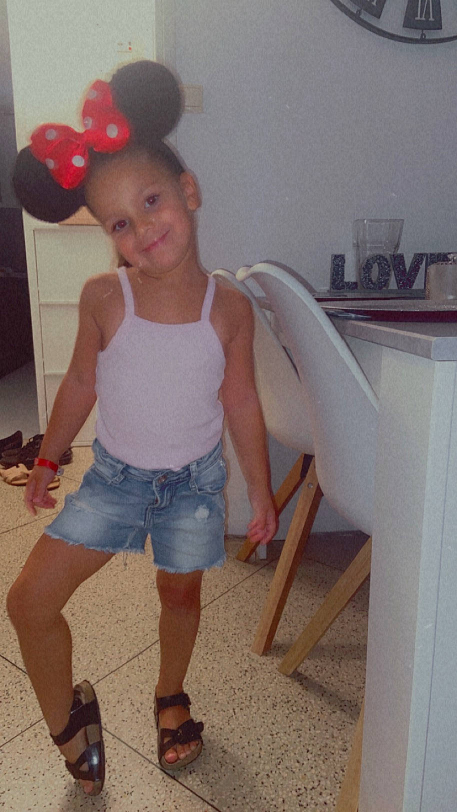 Nëllya a rejoint le concours — aidez-le/la à gagner de superbes lots ! baby_toddler_clothing, balloon, chest, finger, happy, human_body, jean_short, joint, joy, knee, leg, organ, person, shorts, shoulder, smile, standing, t_shirt, thigh, toddler