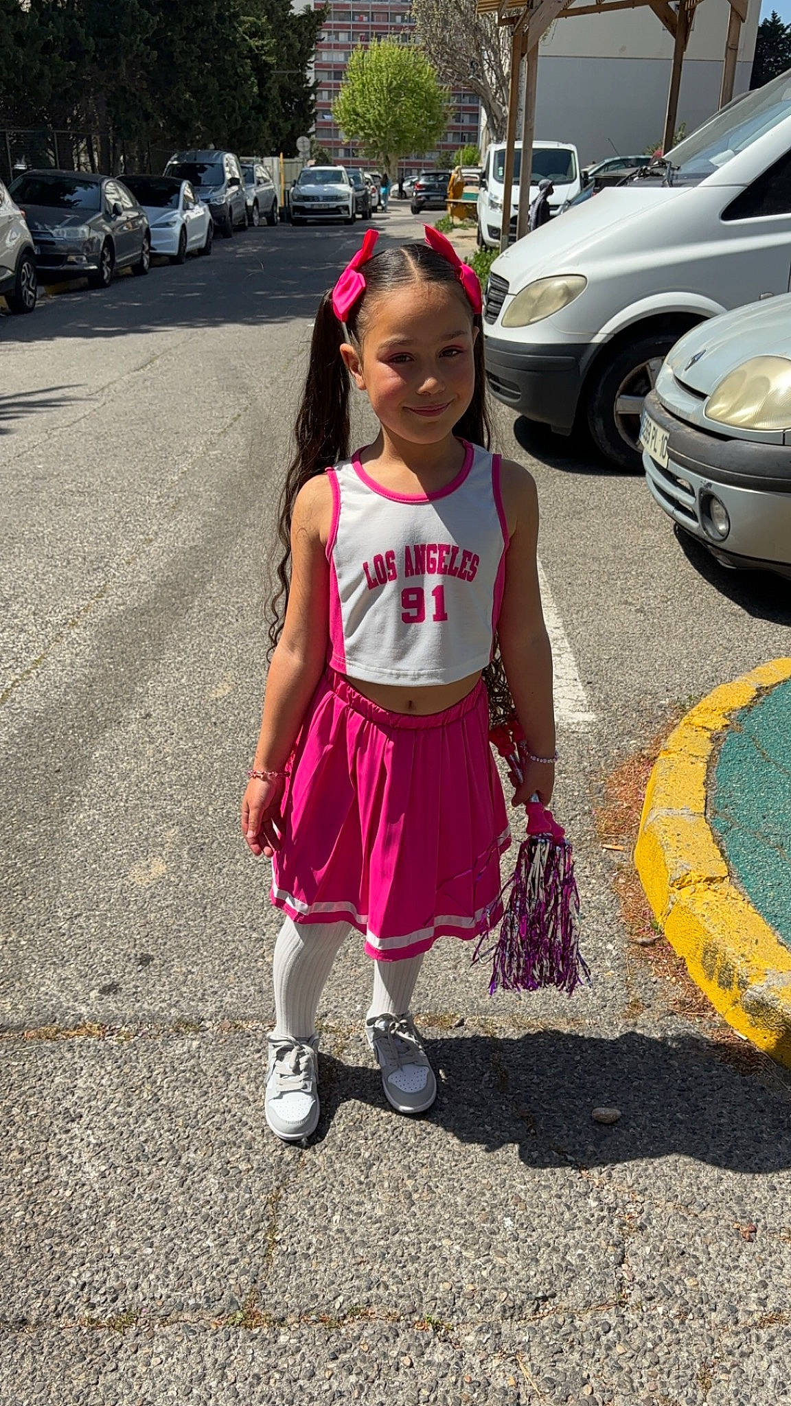 Maissa a rejoint le concours — aidez-le/la à gagner de superbes lots ! asphalt, automotive_exterior, car, child, event, footwear, fun, happy, human_leg, joy, magenta, motor_vehicle, pedestrian, person, road, shoe, sidewalk, snapshot, sneakers, toddler