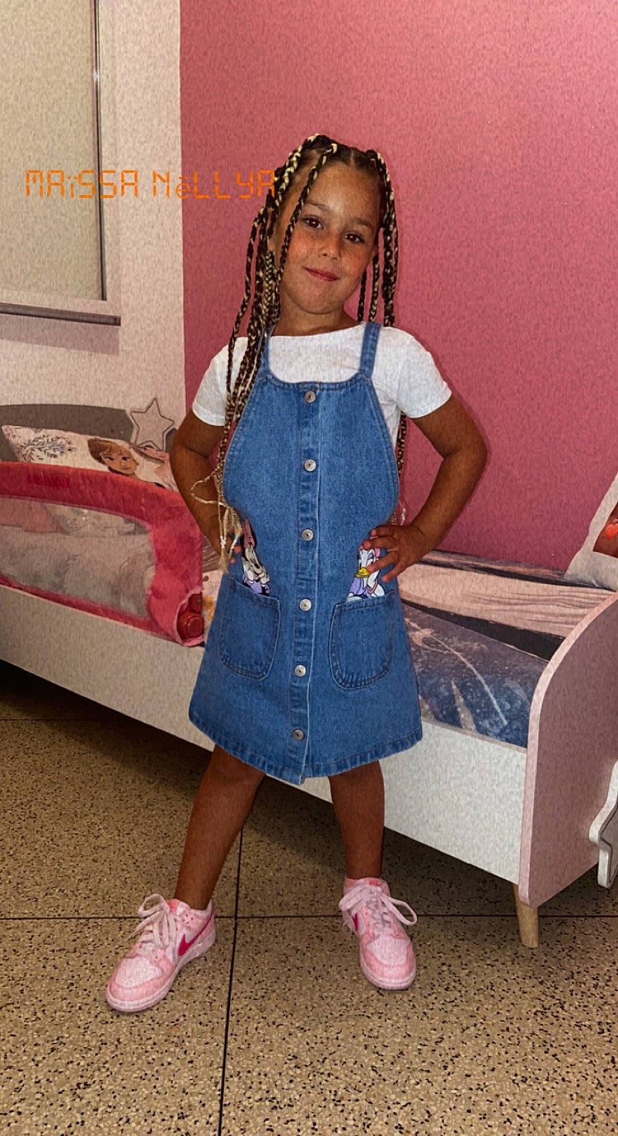 Maissa a rejoint le concours — aidez-le/la à gagner de superbes lots ! baby_toddler_clothing, beauty, child, electric_blue, fashion_accessory, fashion_design, happy, joy, magenta, pattern, person, pink, purple, sandal, shoe, shoulder, sleeve, smile, textile, toddler