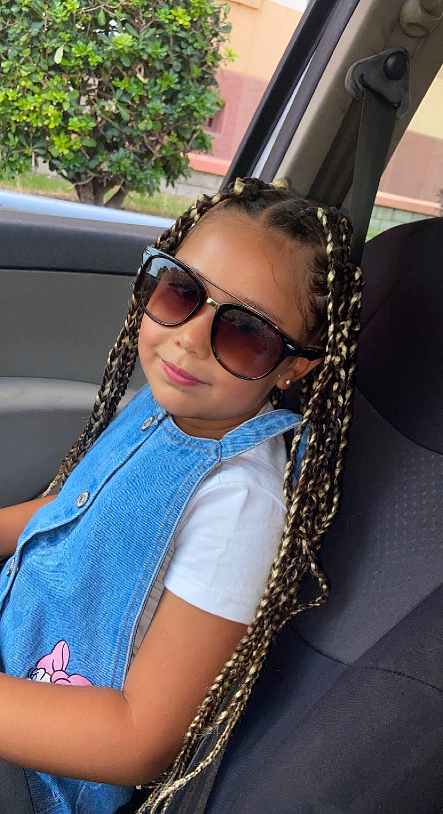 Maissa participe au concours pour gagner de l'argent avec cette photo : automotive_design, black_hair, cool, electric_blue, eyewear, face, facial_expression, fashion_design, fun, glasses, goggles, hair, head, jewellery, joy, leisure, long_hair, person, sunglasses, travel