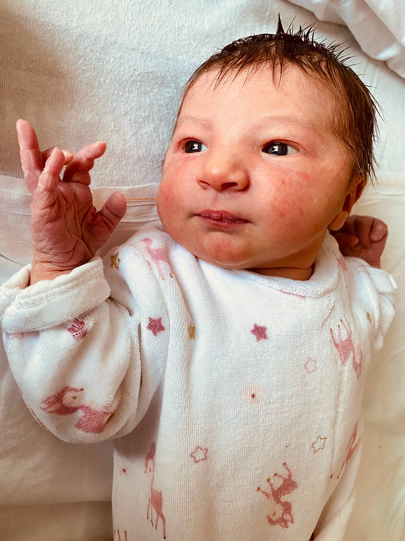 Calypso a rejoint le concours — aidez-le/la à gagner de superbes lots ! baby, baby_toddler_clothing, cheek, collar, eye, eyebrow, eyelash, face, finger, gesture, head, lip, nose, person, pink, product, skin, sleeve, textile, toddler