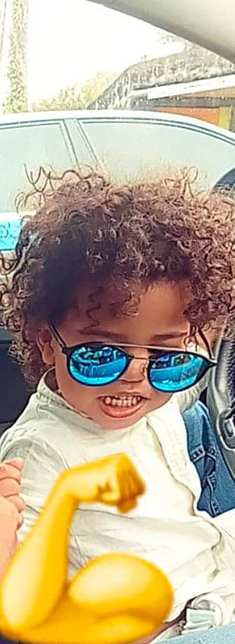 Yassim a rejoint le concours — aidez-le/la à gagner de superbes lots ! afro, child, comfort_food, cool, eyebrow, eyelash, eyewear, fashion_accessory, fun, glasses, happy, junk_food, mouth, nose, person, personal_protective_equipment, photo_caption, play, smile, toddler