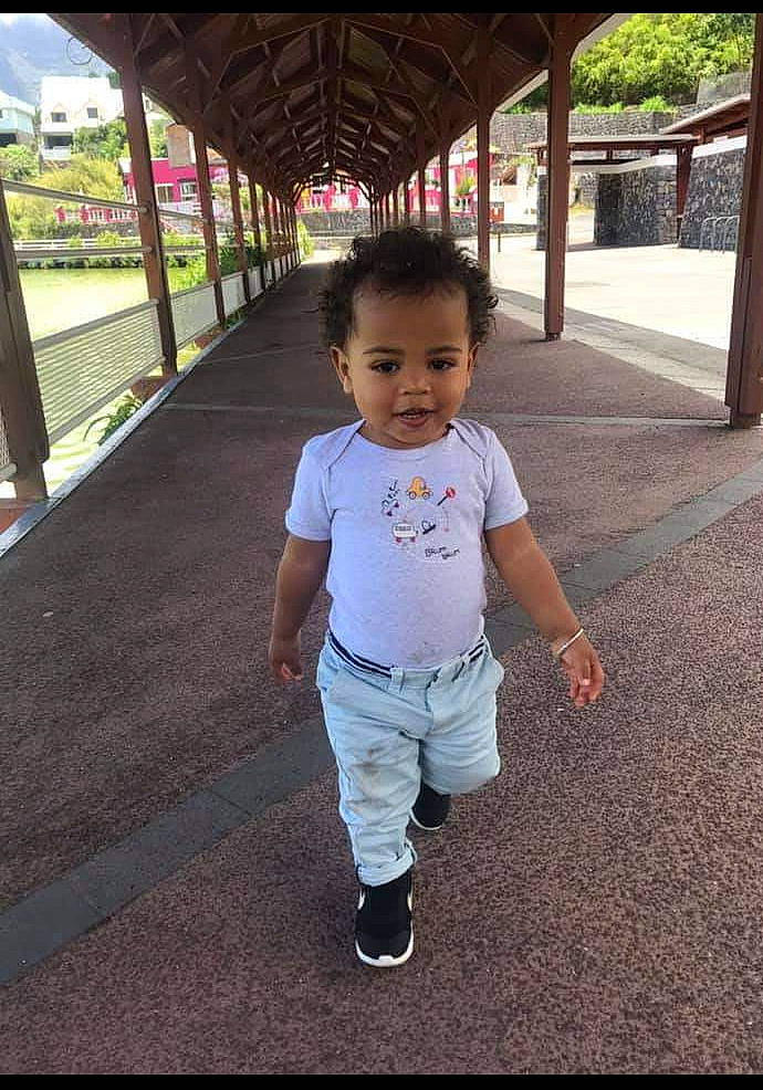 Yassim a rejoint le concours — aidez-le/la à gagner de superbes lots ! asphalt, child, cool, fun, grass, hairstyle, happy, leisure, line, pedestrian, person, plant, recreation, skin, sleeve, summer, t_shirt, tints_and_shades, toddler, travel