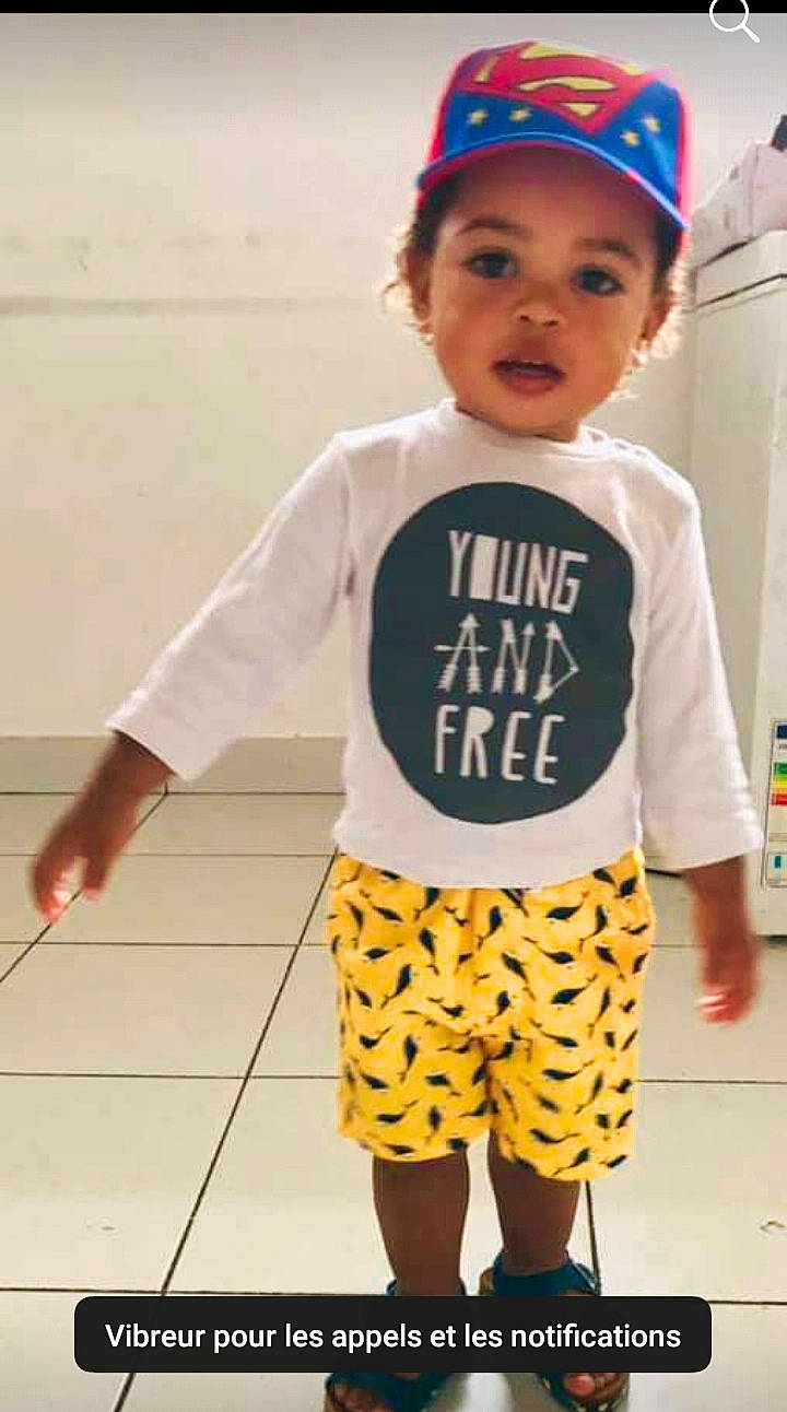 Yassim participe au concours pour gagner de l'argent avec cette photo : baby_toddler_clothing, cap, child, cool, face, facial_expression, fashion_design, fun, hairstyle, happy, headwear, neck, orange, person, photograph, shorts, sleeve, sportswear, street_fashion, t_shirt