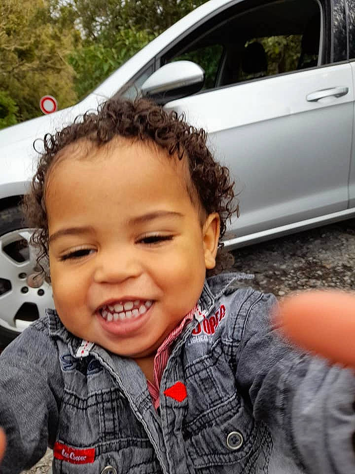 Yassim a rejoint le concours — aidez-le/la à gagner de superbes lots ! alloy_wheel, automotive_design, automotive_exterior, automotive_lighting, automotive_tire, bumper, car, happy, joy, land_vehicle, light, motor_vehicle, nose, person, plant, skin, sleeve, smile, tire, vehicle