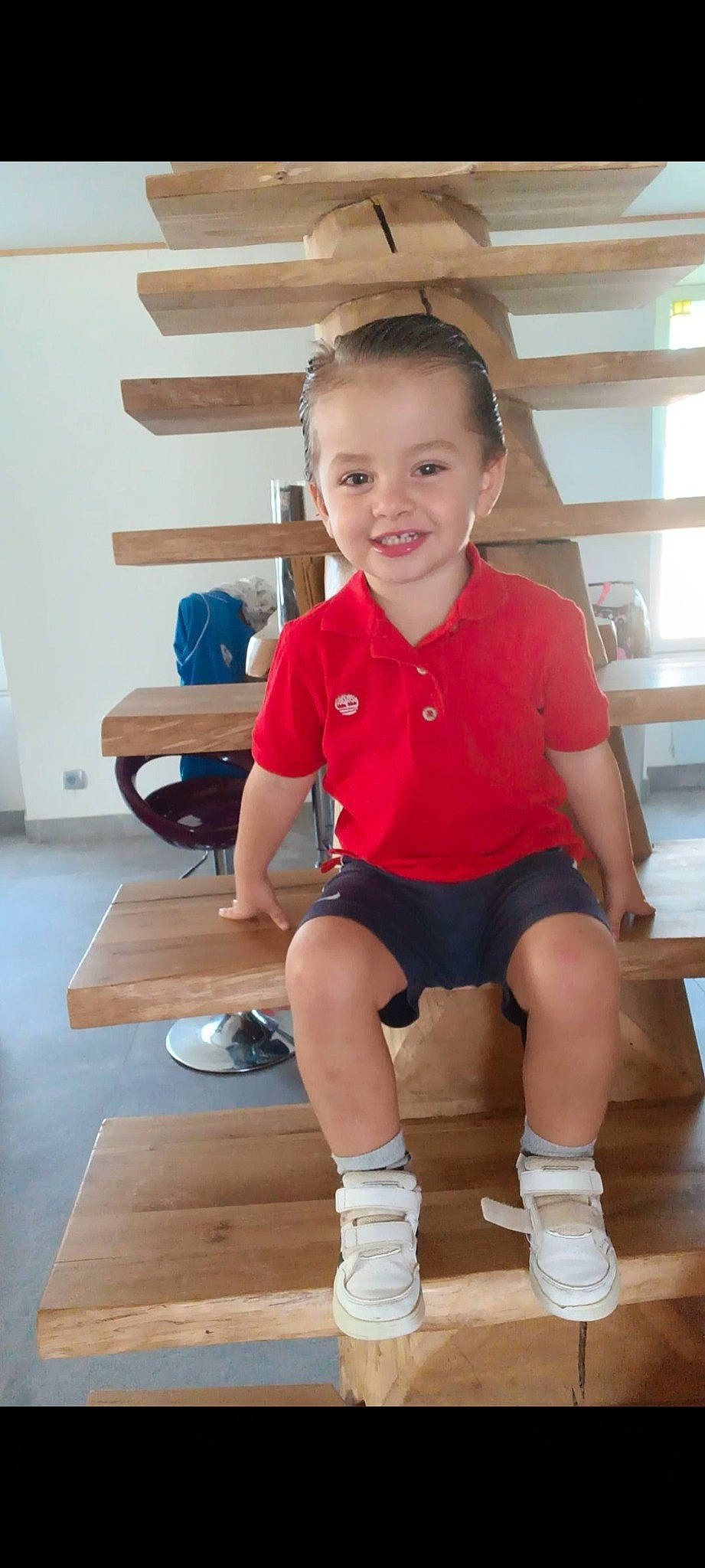 Anthonin participe au concours pour gagner de l'argent avec cette photo : baby_toddler_clothing, electric_blue, face, flooring, fun, happy, hardwood, human_leg, joint, joy, knee, leisure, person, shorts, sleeve, smile, sportswear, standing, t_shirt, thigh