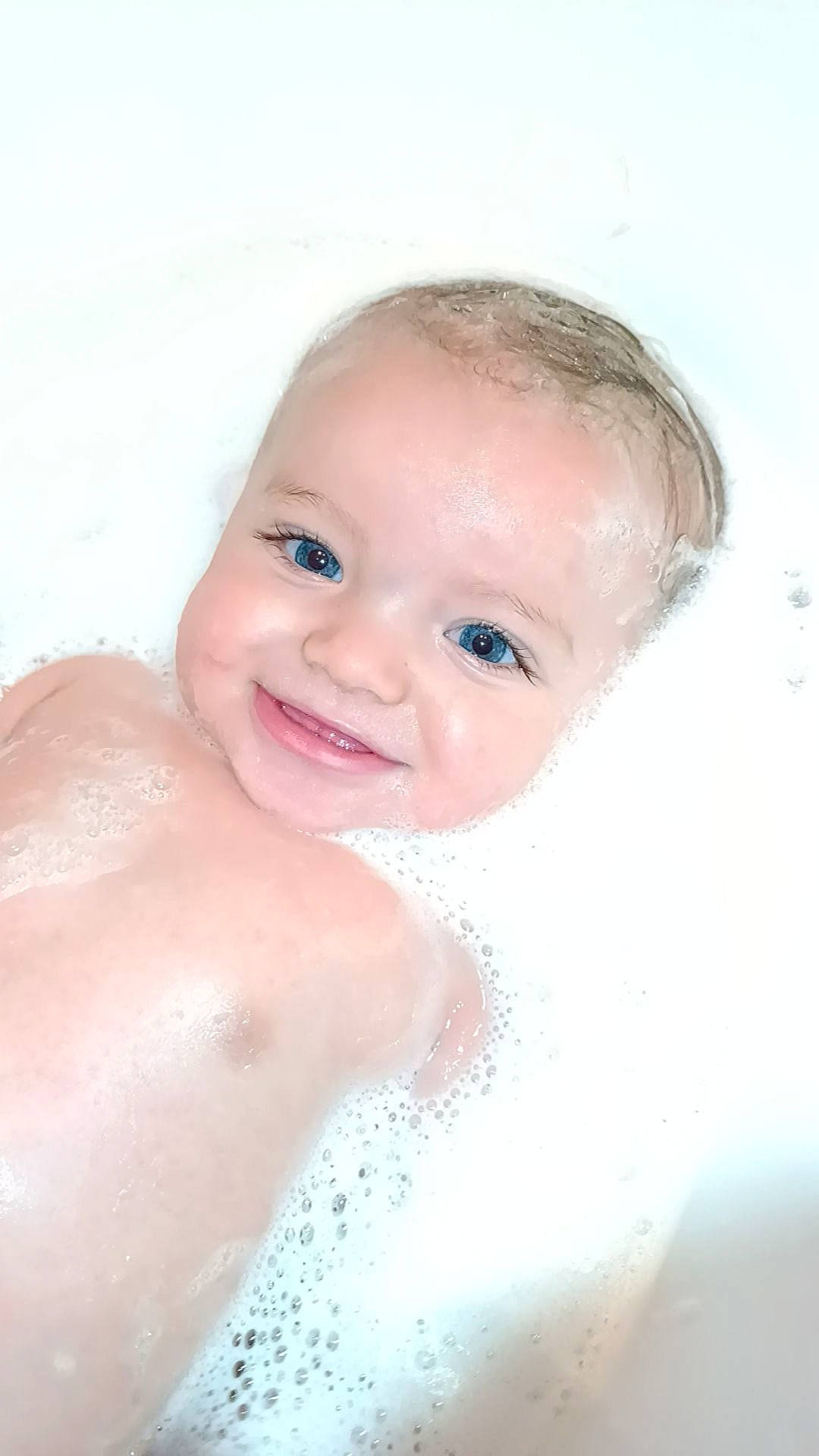 Gabin a rejoint le concours — aidez-le/la à gagner de superbes lots ! baby_bathing, bathing, cheek, eye, eyebrow, eyelash, fluid, foam, hair, happy, head, iris, jaw, joy, lip, liquid, nose, person, skin, smile