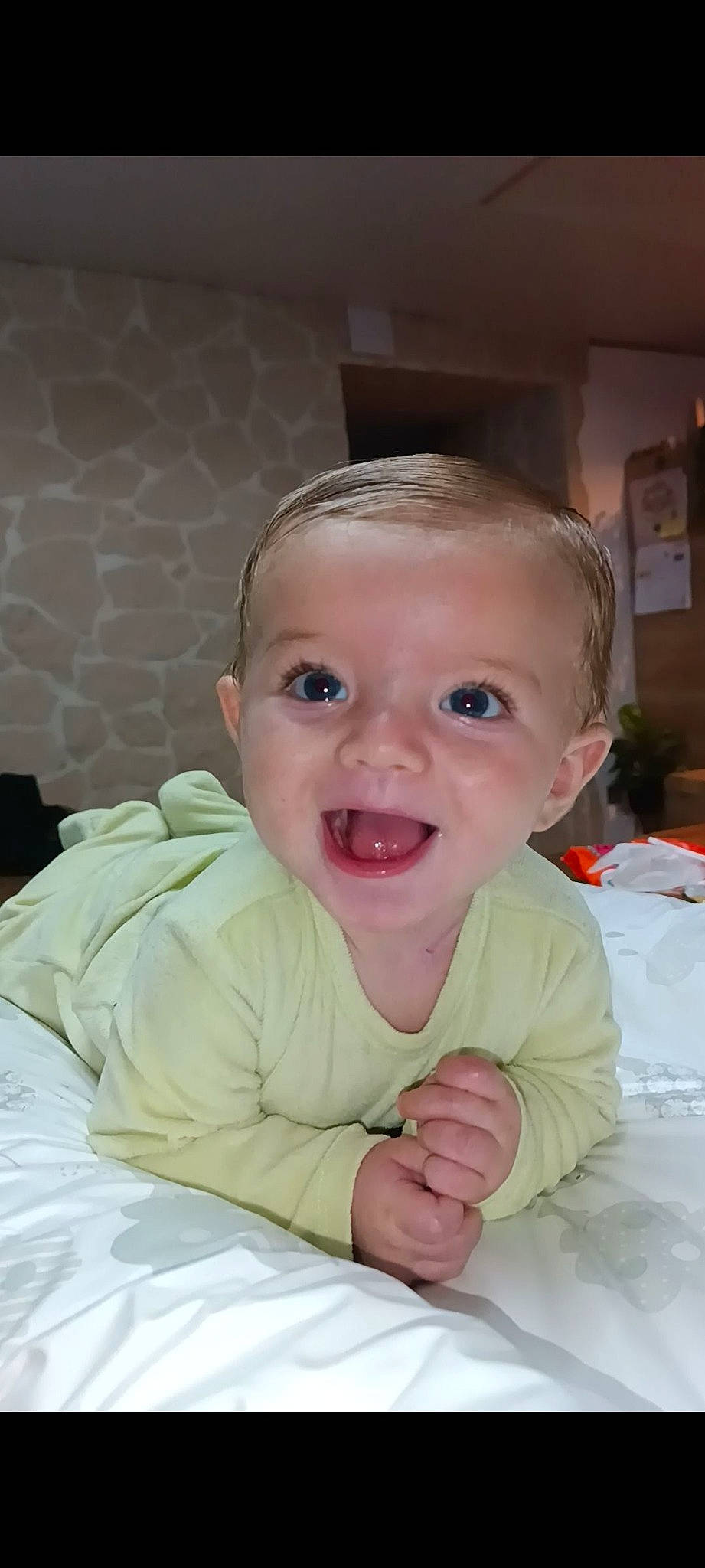 Gabin participe au concours pour gagner de l'argent avec cette photo : baby, baby_toddler_clothing, cheek, comfort, ear, eyebrow, facial_expression, gesture, hairstyle, happy, head, iris, lip, mouth, nose, person, skin, sleeve, smile, toddler