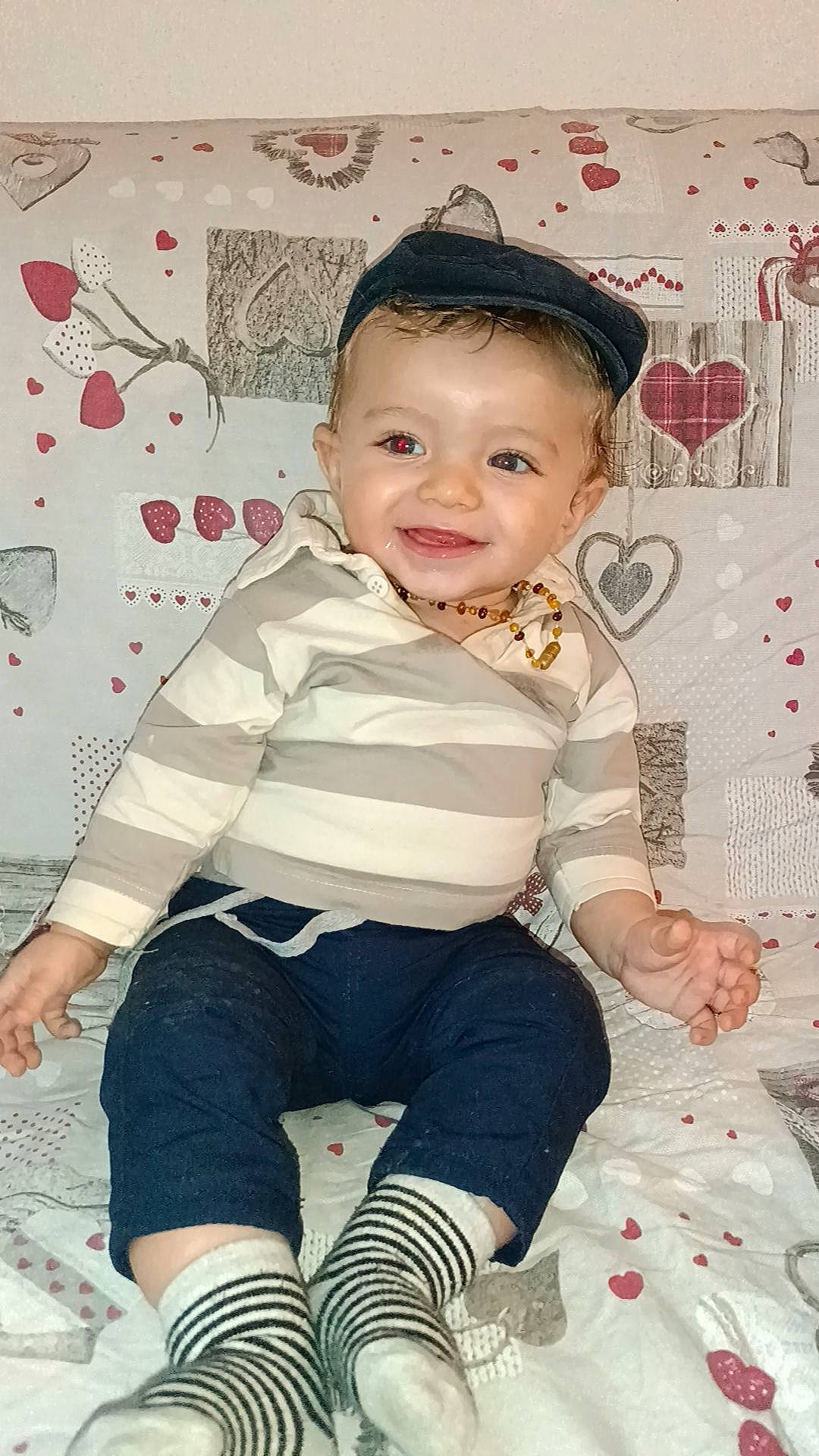 Gabin participe au concours pour gagner de l'argent avec cette photo : baby, baby_toddler_clothing, cheek, child, cool, fun, hairstyle, happy, human_leg, joy, knee, pattern, person, pink, sitting, skin, sleeve, smile, sock, t_shirt