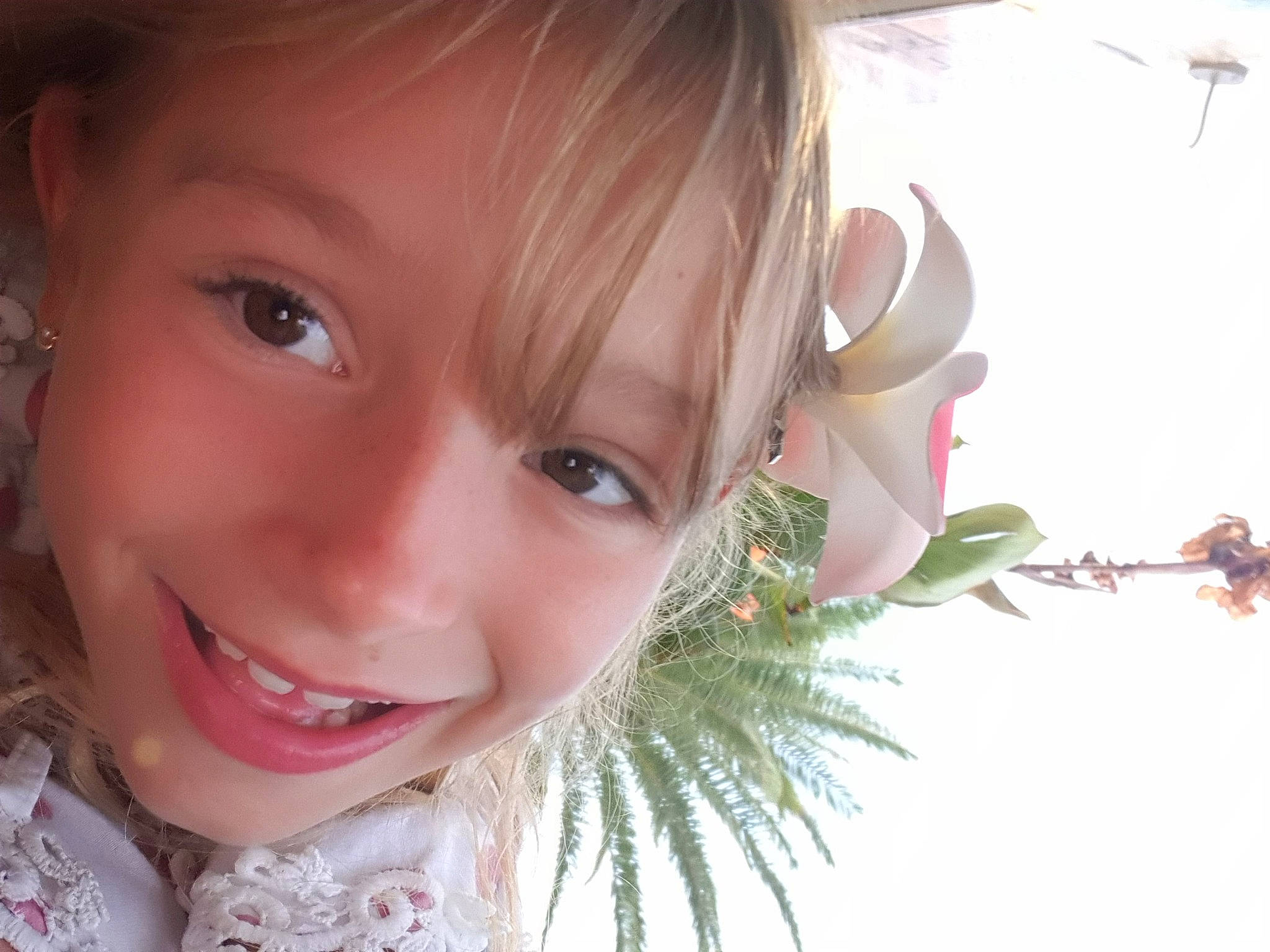 Léna a rejoint le concours — aidez-le/la à gagner de superbes lots ! blond, cheek, ear, eyelash, grass, happy, human_body, iris, jaw, joy, lip, mouth, neck, nose, people_in_nature, person, plant, skin, smile, toddler