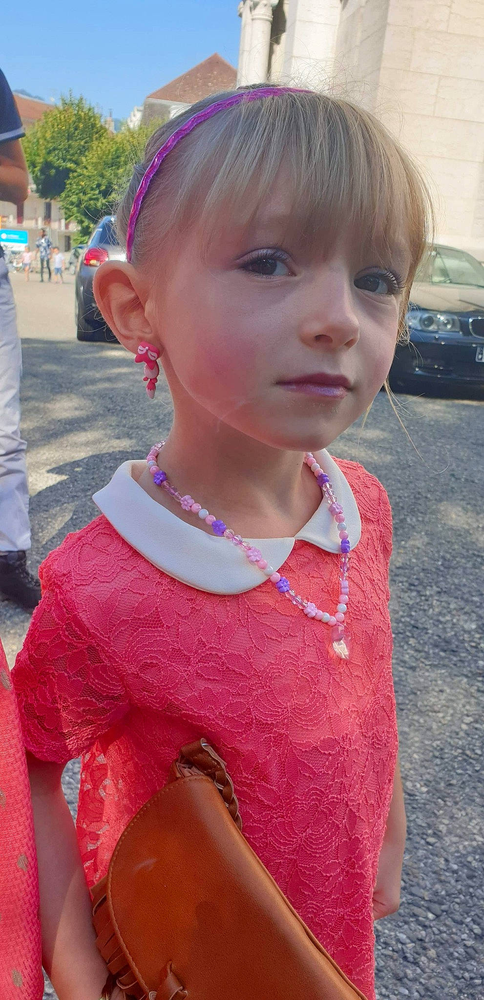 Léna a rejoint le concours — aidez-le/la à gagner de superbes lots ! blond, child, chin, electric_blue, eyewear, face, facial_expression, grass, hair, hairstyle, happy, jewellery, leisure, lip, magenta, neck, nose, person, pink, summer