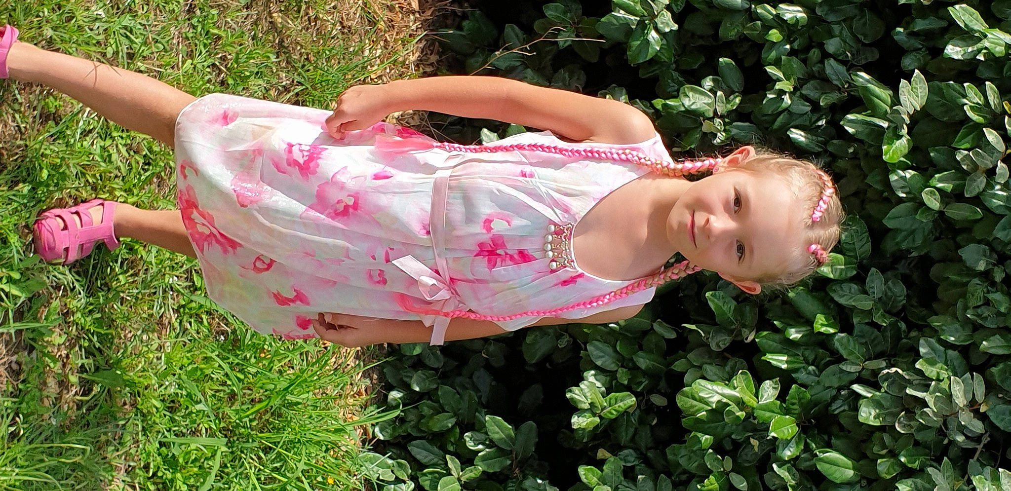 Léna participe au concours pour gagner de l'argent avec cette photo : abdomen, baby_toddler_clothing, chest, flesh, fun, grass, grassland, happy, human_leg, joy, leisure, pattern, people_in_nature, person, pink, plant, rose, smile, thigh, toddler