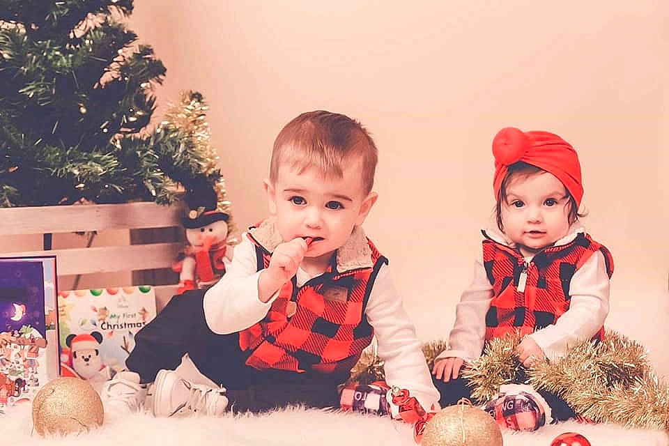 Mateo is registered to the contest to win money with this photo: baby, child, christmas, christmas_decoration, christmas_eve, christmas_tree, event, family, happy, headwear, holiday, interior_design, people, person, photography, room, sibling, toddler