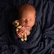 Malo participe au concours pour gagner de l'argent avec cette photo : newborn, baby, teddy_bear, blanket, sleeping, knitted, soft_texture, peaceful, infant, wrapped, cute, portrait, child, cuddly, adorable, resting, close_up, warm, hands, cozy