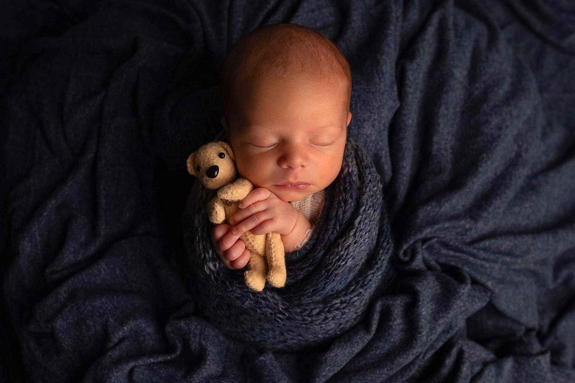 Malo participe au concours pour gagner de l'argent avec cette photo : newborn, baby, teddy_bear, blanket, sleeping, knitted, soft_texture, peaceful, infant, wrapped, cute, portrait, child, cuddly, adorable, resting, close_up, warm, hands, cozy