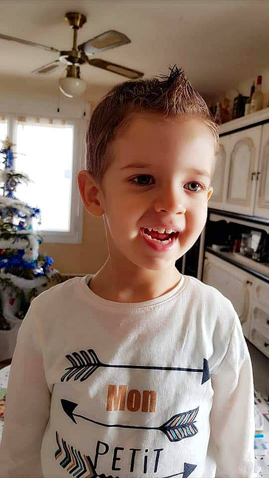 Mathéis a rejoint le concours — aidez-le/la à gagner de superbes lots ! arm, cheek, child, child_model, chin, ear, eyebrow, face, forehead, hair, hairstyle, head, jaw, joy, neck, organ, person, shoulder, smile, t_shirt