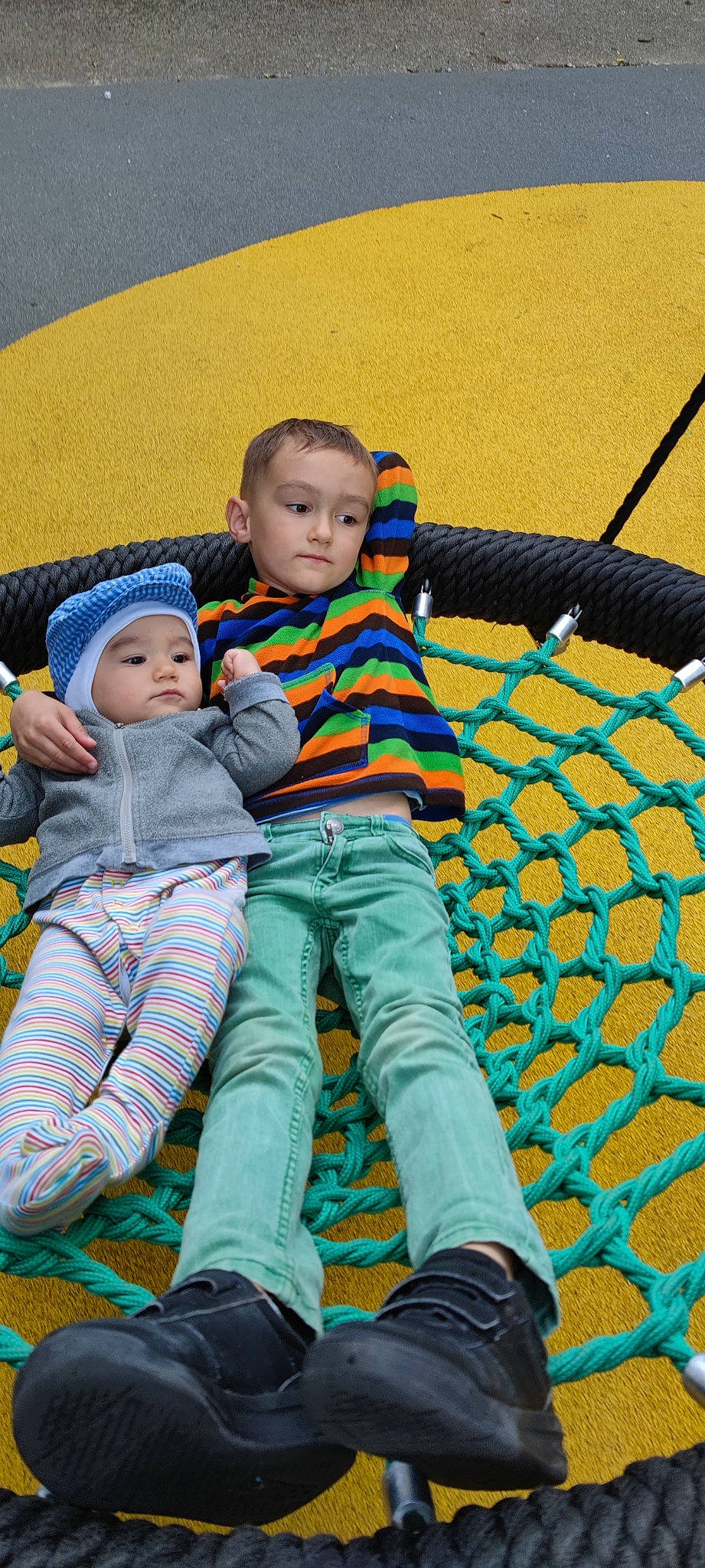 Damian participe au concours pour gagner de l'argent avec cette photo : baby, baby_products, baby_toddler_clothing, boot, child, electric_blue, fun, grass, happy, headwear, lap, leisure, pattern, people_in_nature, person, play, recreation, sitting, toddler, vacation