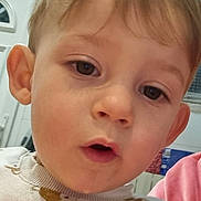 Elyes a rejoint le concours — aidez-le/la à gagner de superbes lots ! toddler, child, face, curious, sweater, fox_pattern, indoor, home, person, young_child, closeup, expression, brown_hair, cute, casual_clothing, head, portrait, looking, eyes, skin